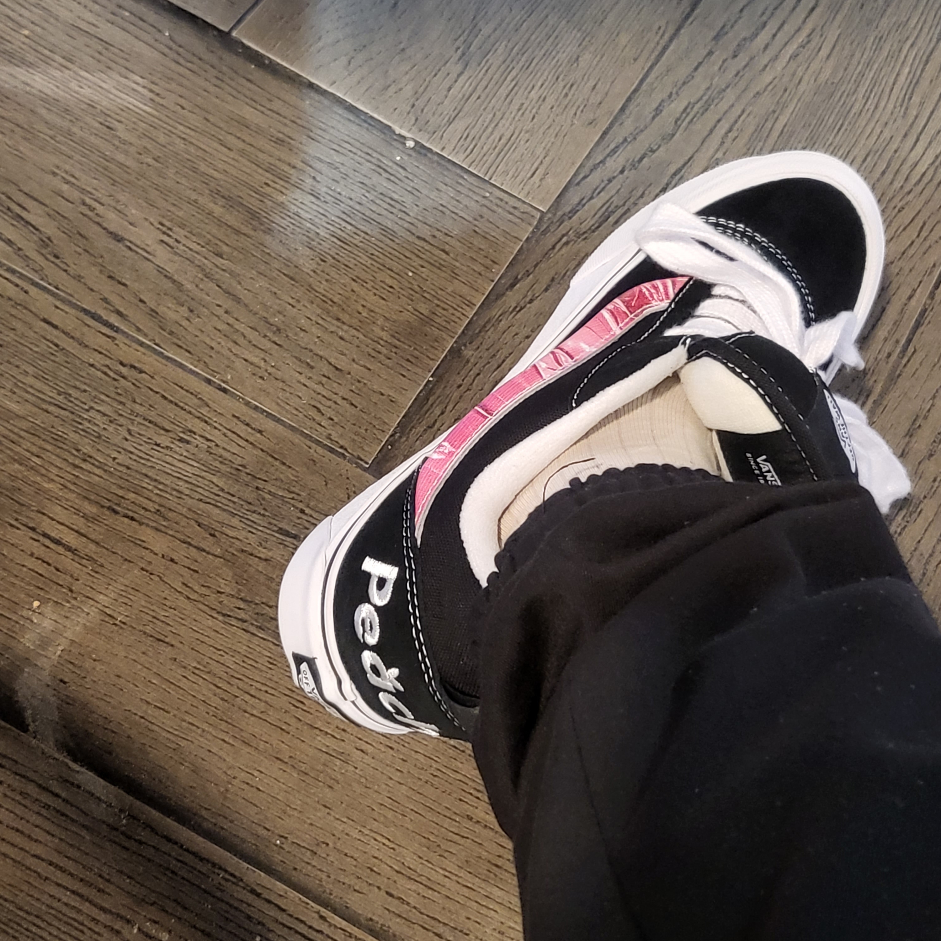 Vans x Peaches. Knu-Skool Black Pink 착용 스타일 - 3