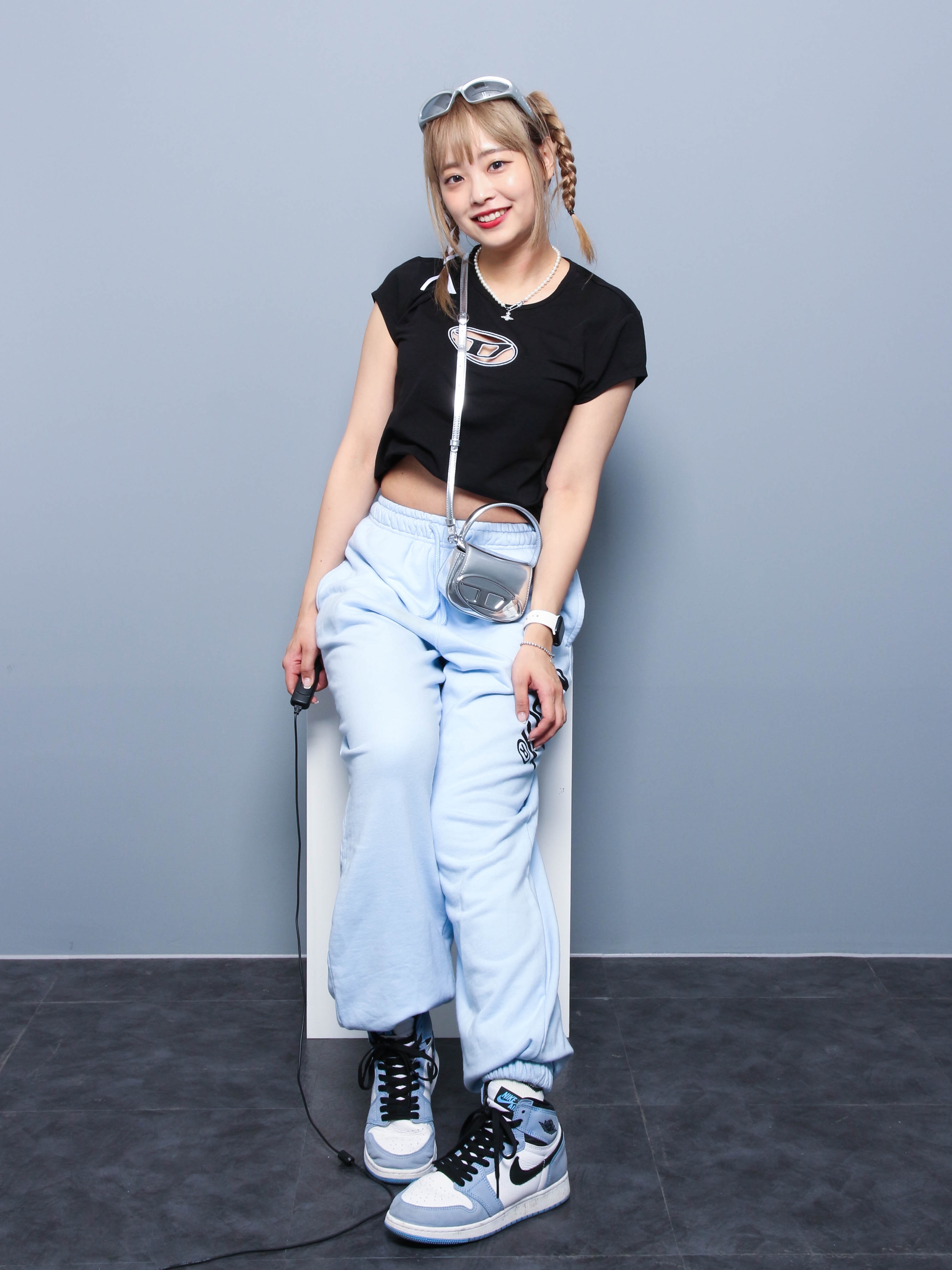 (W) Diesel T-Angie Peekaboo Logo T-Shirt Black, Diesel 1DR Mini Bag in Mirrored Leather Silver 착용 스타일 - 4