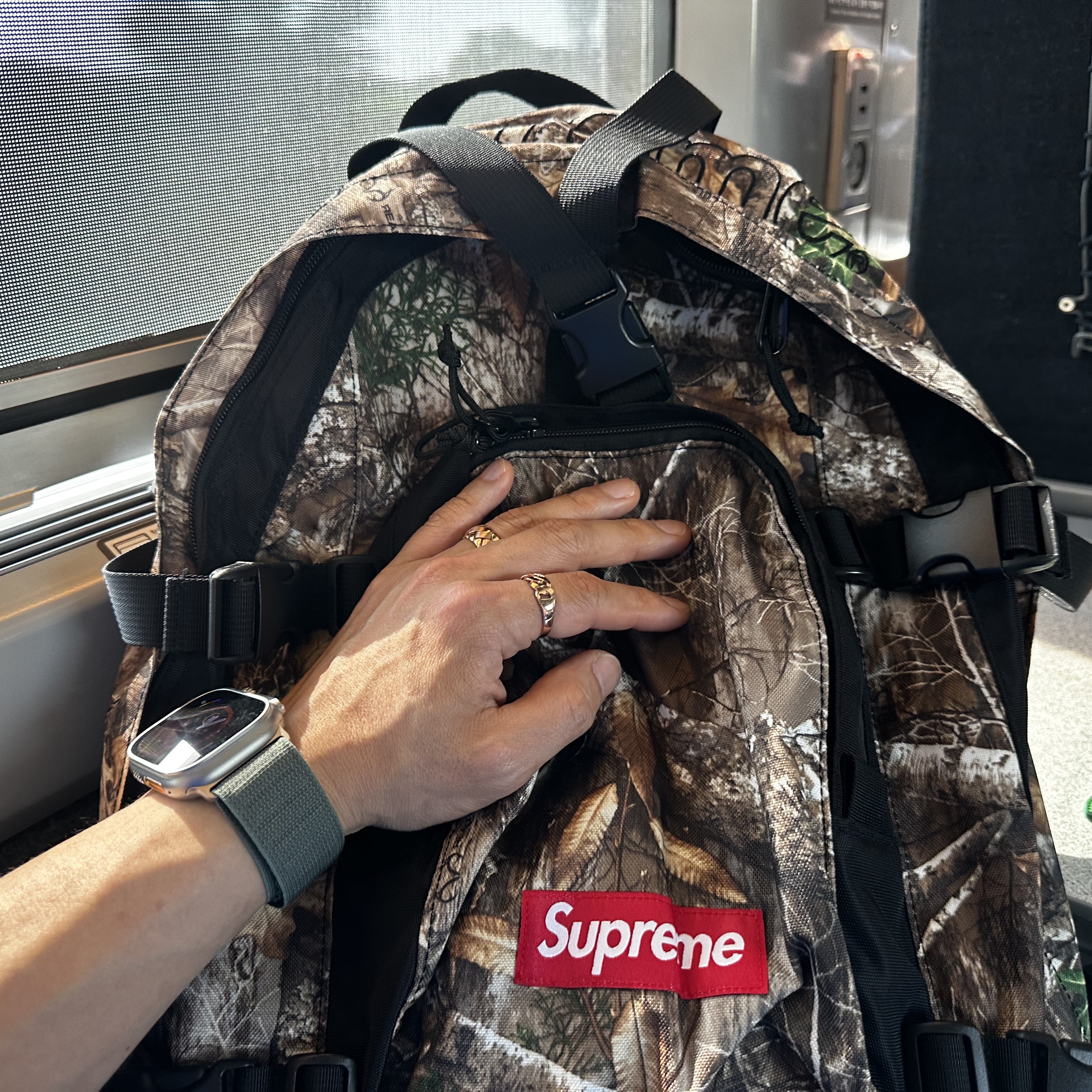 Supreme Backpack Real Tree Camo - 19FW, Apple Watch Ultra 49mm Titanium Case with L Alpine Loop Green (Korean Ver.) 착용 스타일 - 1
