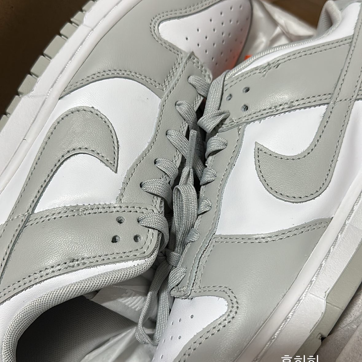 Nike Dunk Low Retro Grey Fog, Apple Watch SE 44mm GPS Midnight Aluminum Case with Sport Band Midnight (Korean Ver.) 착용 스타일 - 1