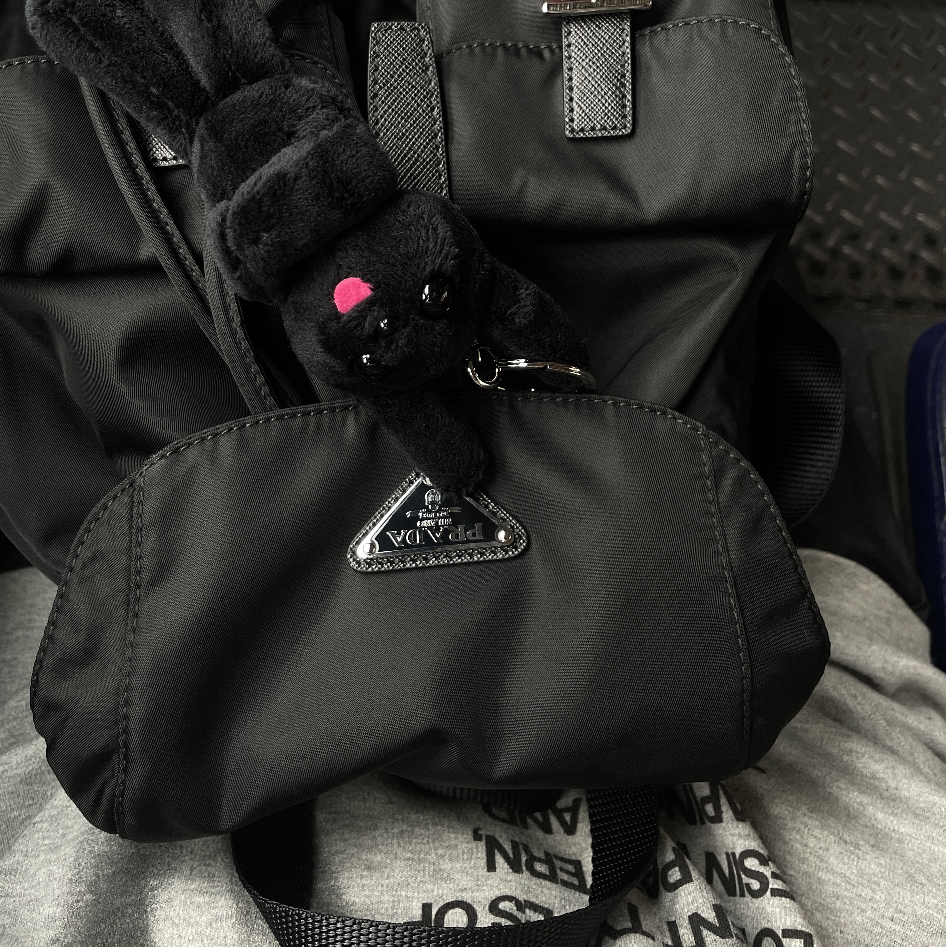 Prada Re-Nylon Small Backpack Black, Comfort Kiyong Keyring Black 착용 스타일