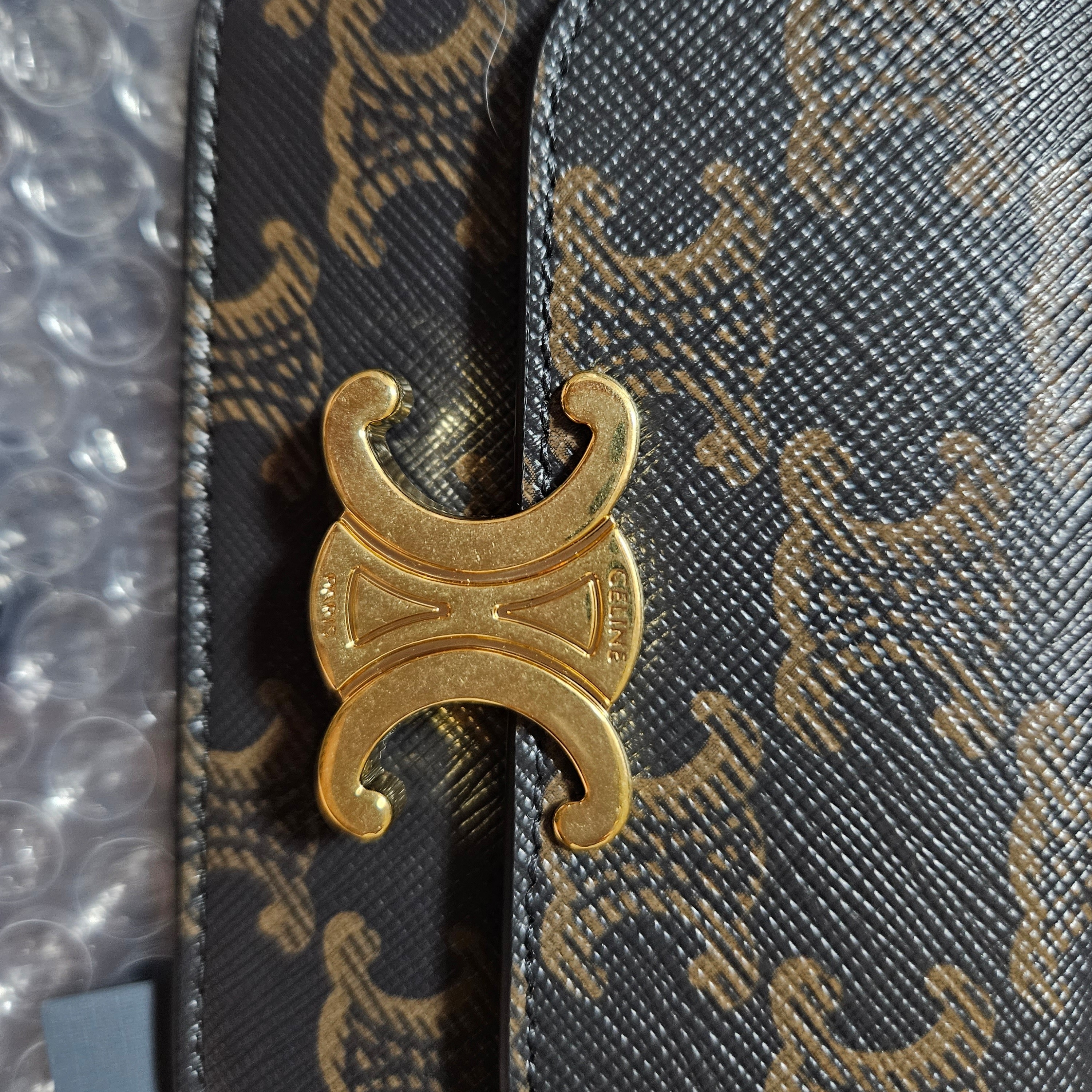 Celine Card Holder with Flap in Triomphe Canvas Tan 착용 스타일 - 1