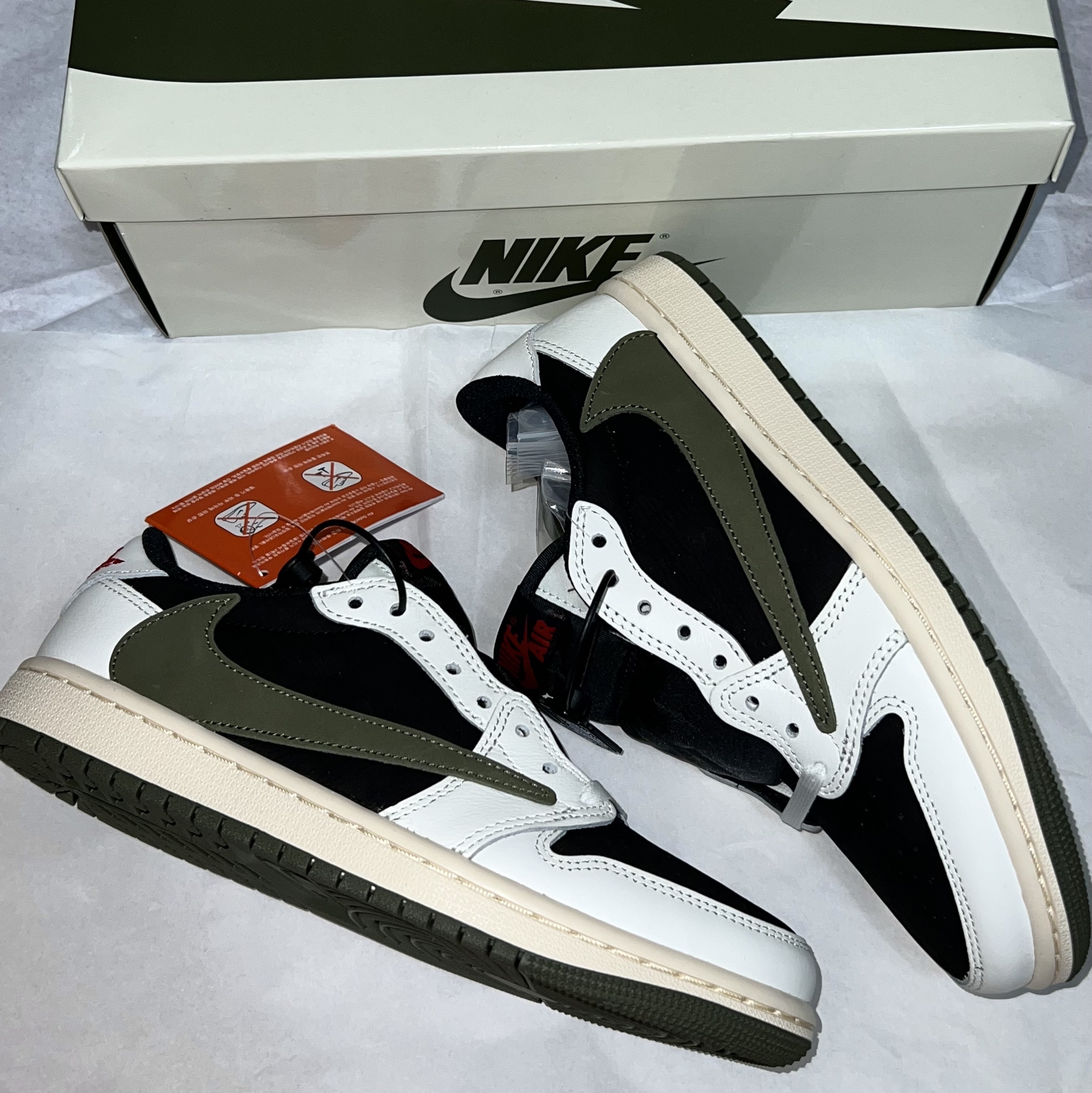 (W) Jordan 1 x Travis Scott Retro Low OG SP Medium Olive 착용 스타일 - 1