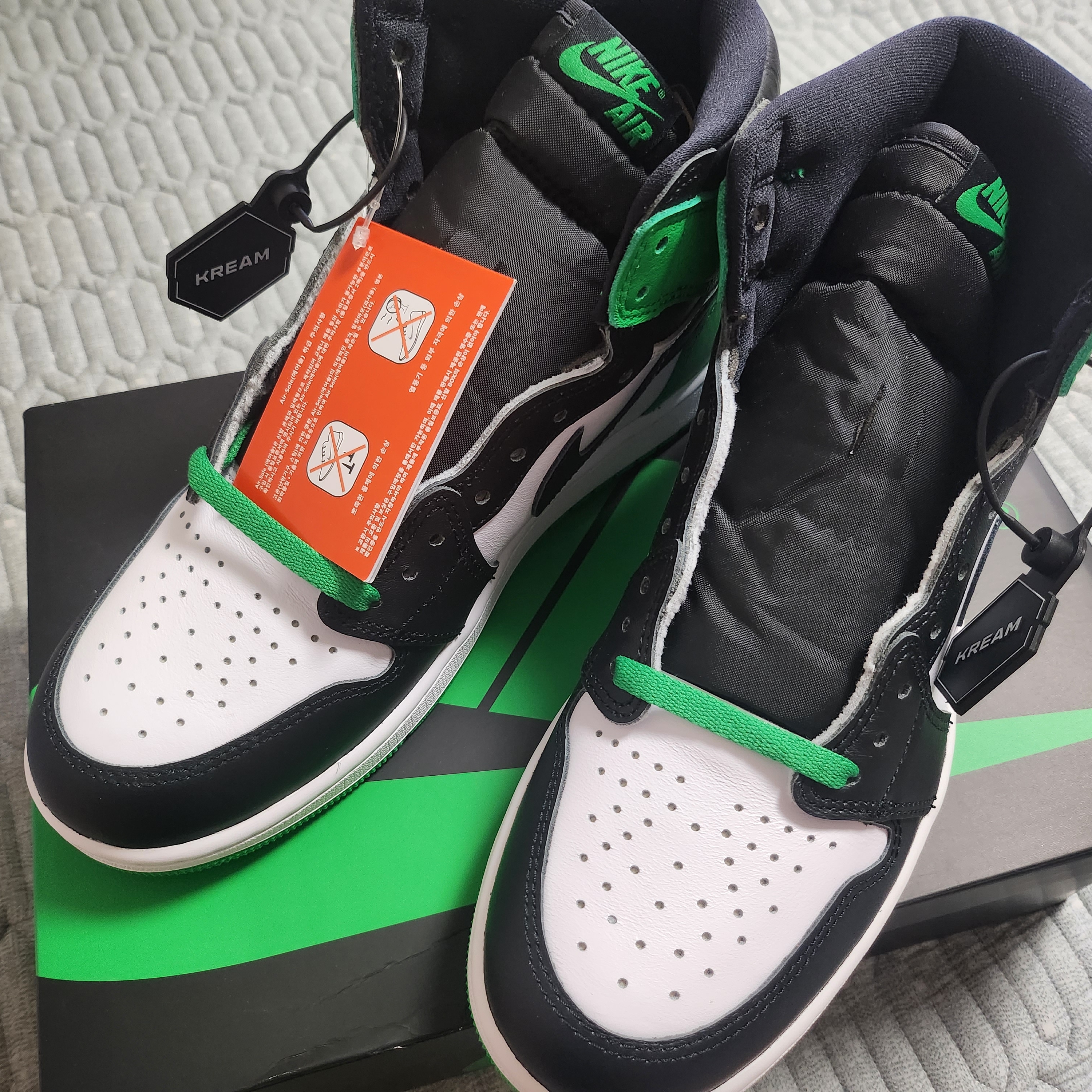 Jordan 1 Retro High OG Black and Lucky Green 착용 스타일 - 3