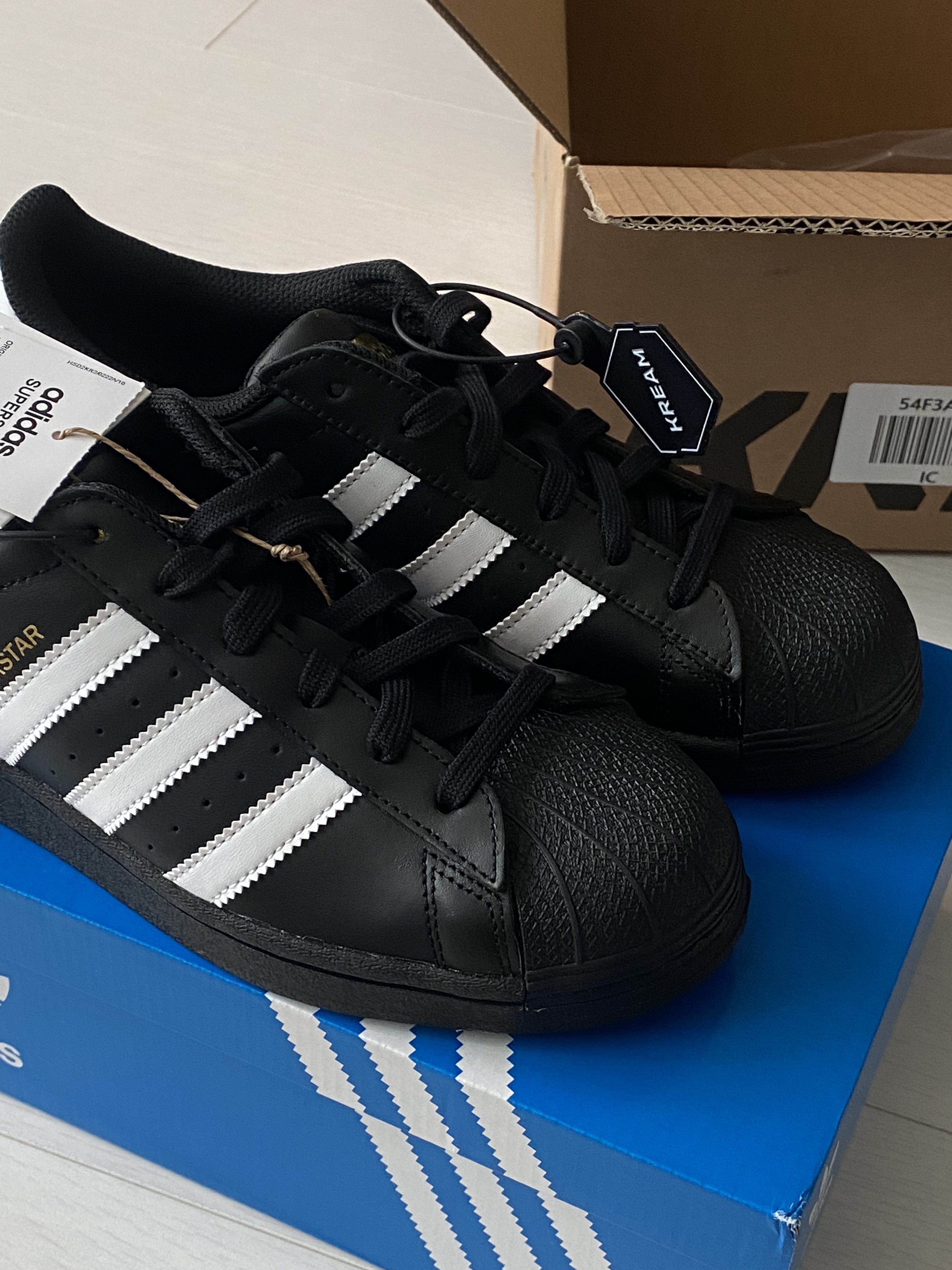 Adidas Superstar Core Black White 착용 스타일