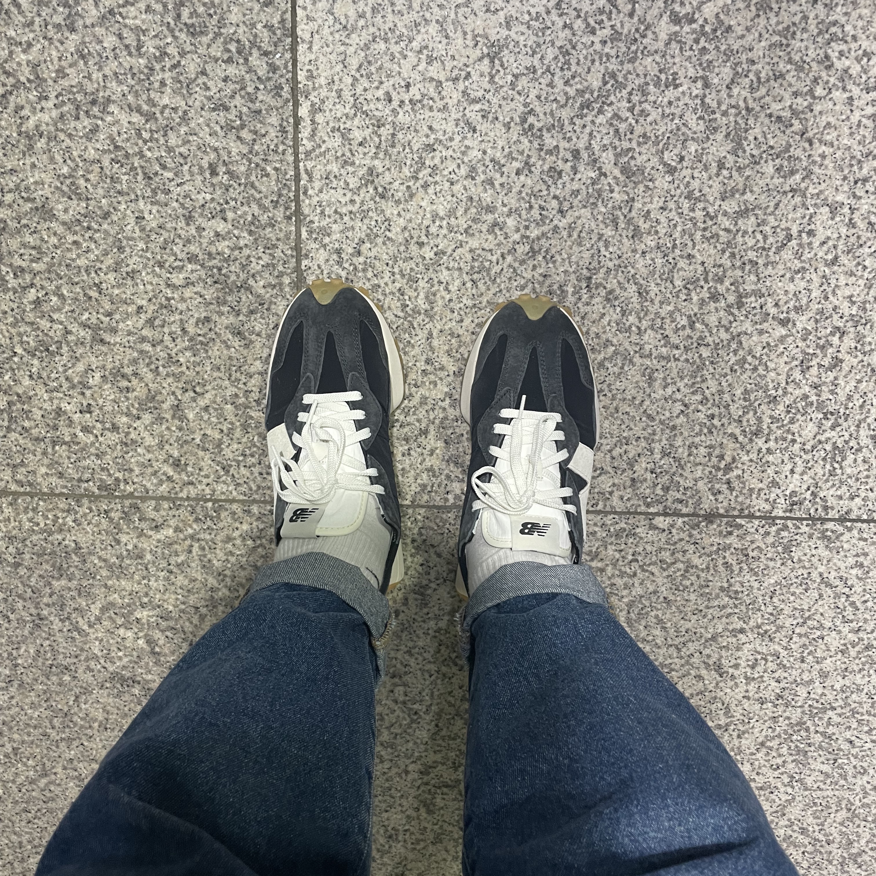 New Balance 327 Clean Vintage Black 착용 스타일