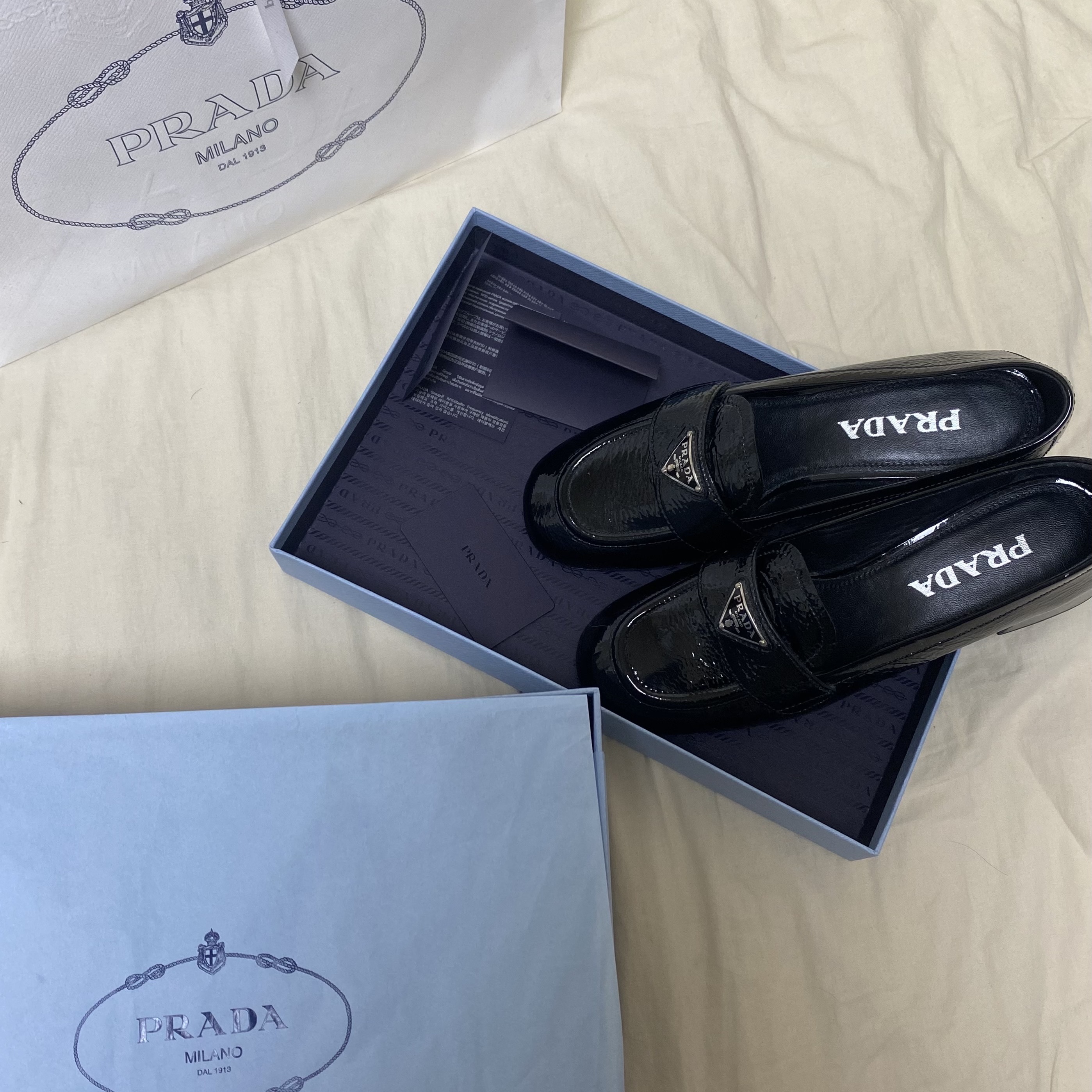 (W) Prada Patent Leather Loafers Black 착용 스타일 - 2