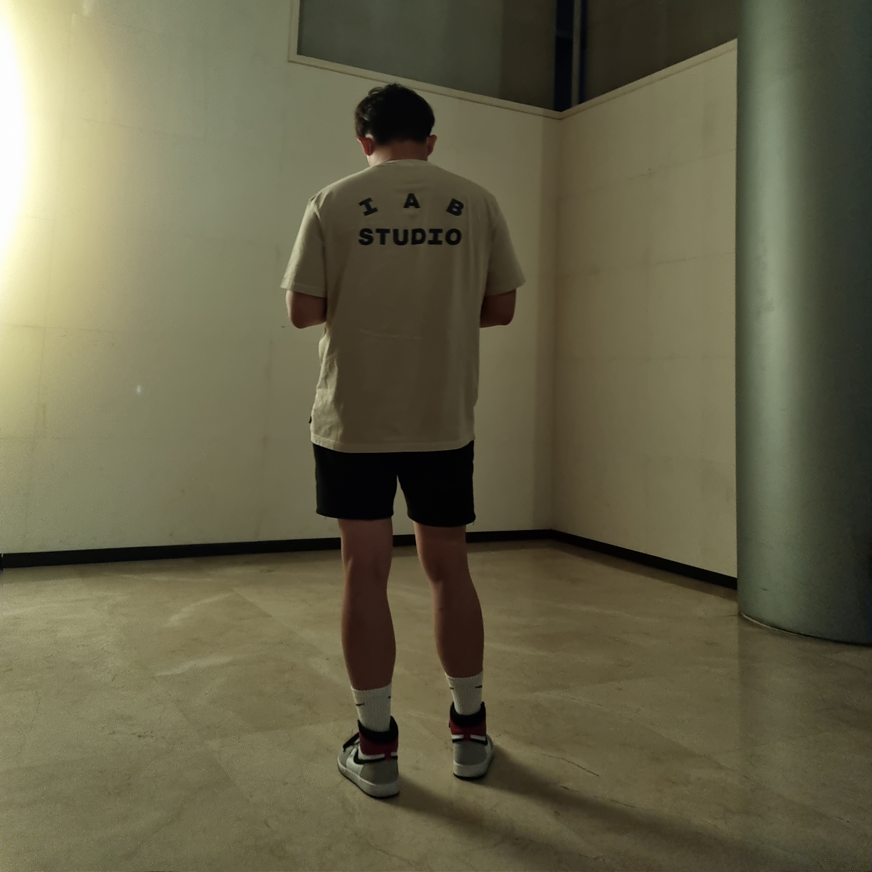 IAB Studio Pigment T-Shirt Oatmeal, Jordan 1 Retro High OG Light Smoke Grey 착용 스타일
