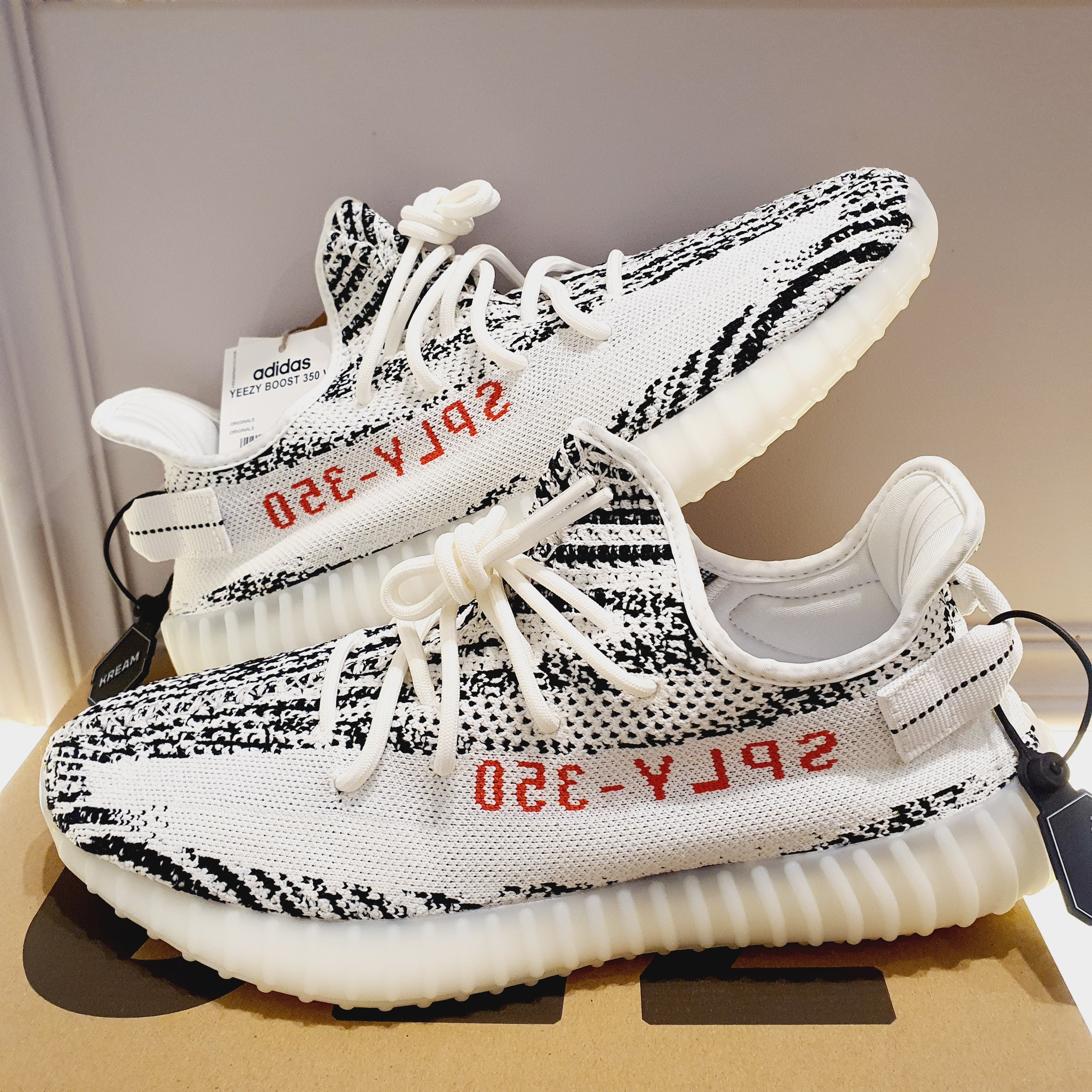 Adidas Yeezy Boost 350 V2 Zebra 2022/2023 착용 스타일