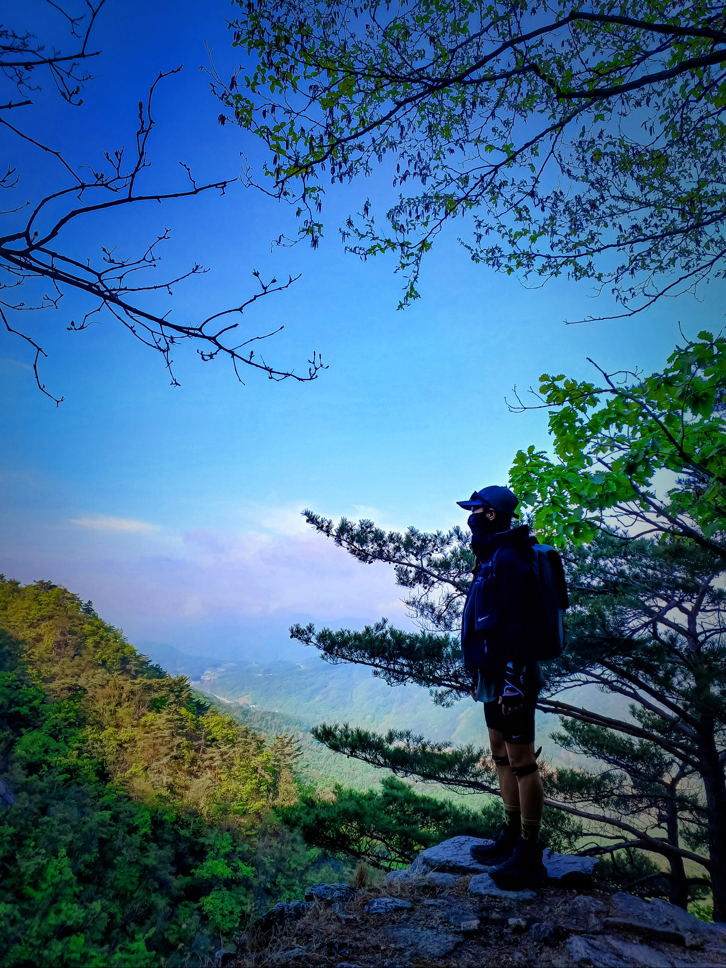 Hoka Kaha 2 Gore-Tex Black, Arc'teryx Granville 25 Backpack Black 착용 스타일