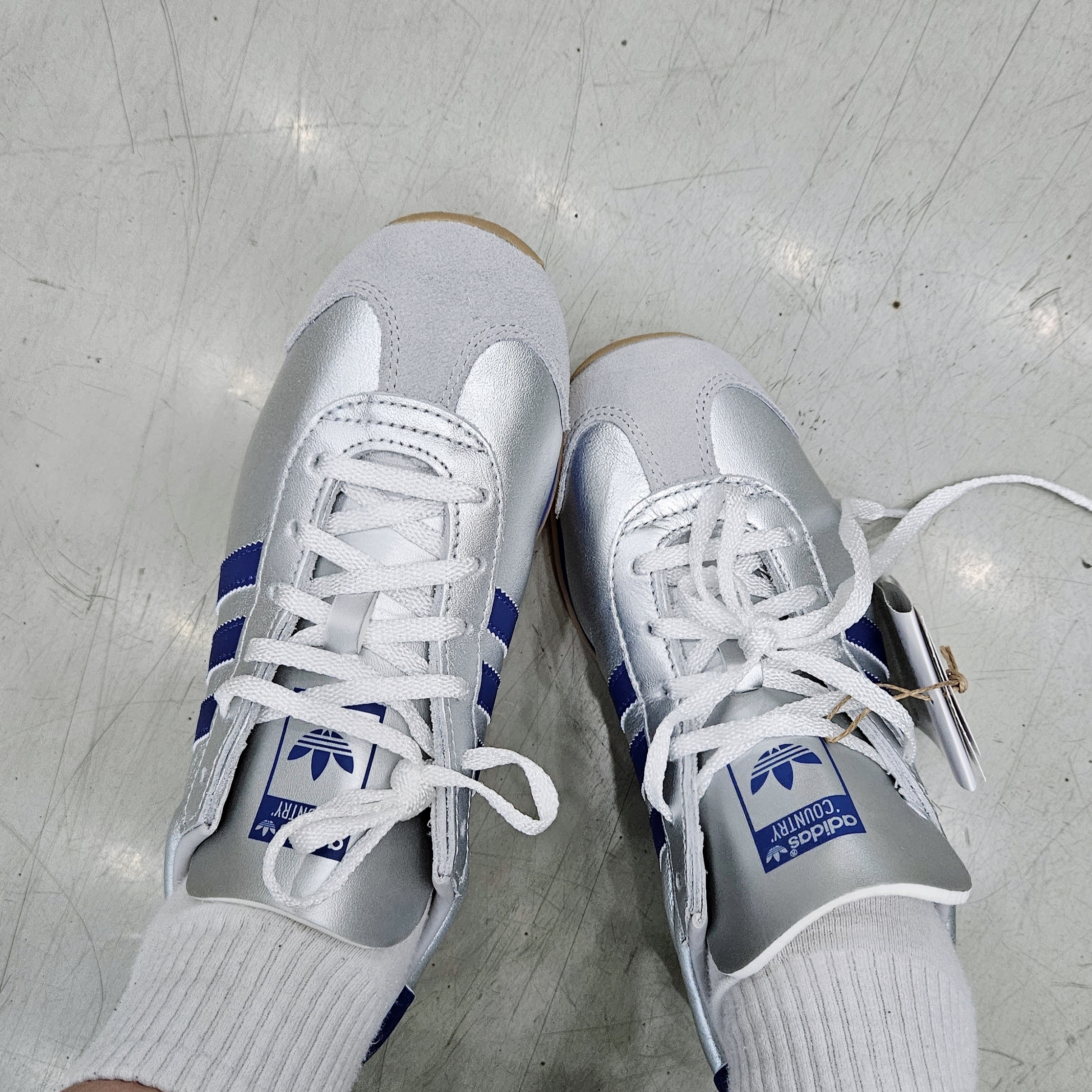 Adidas Country OG Matte Silver Bright Blue 착용 스타일 - 1