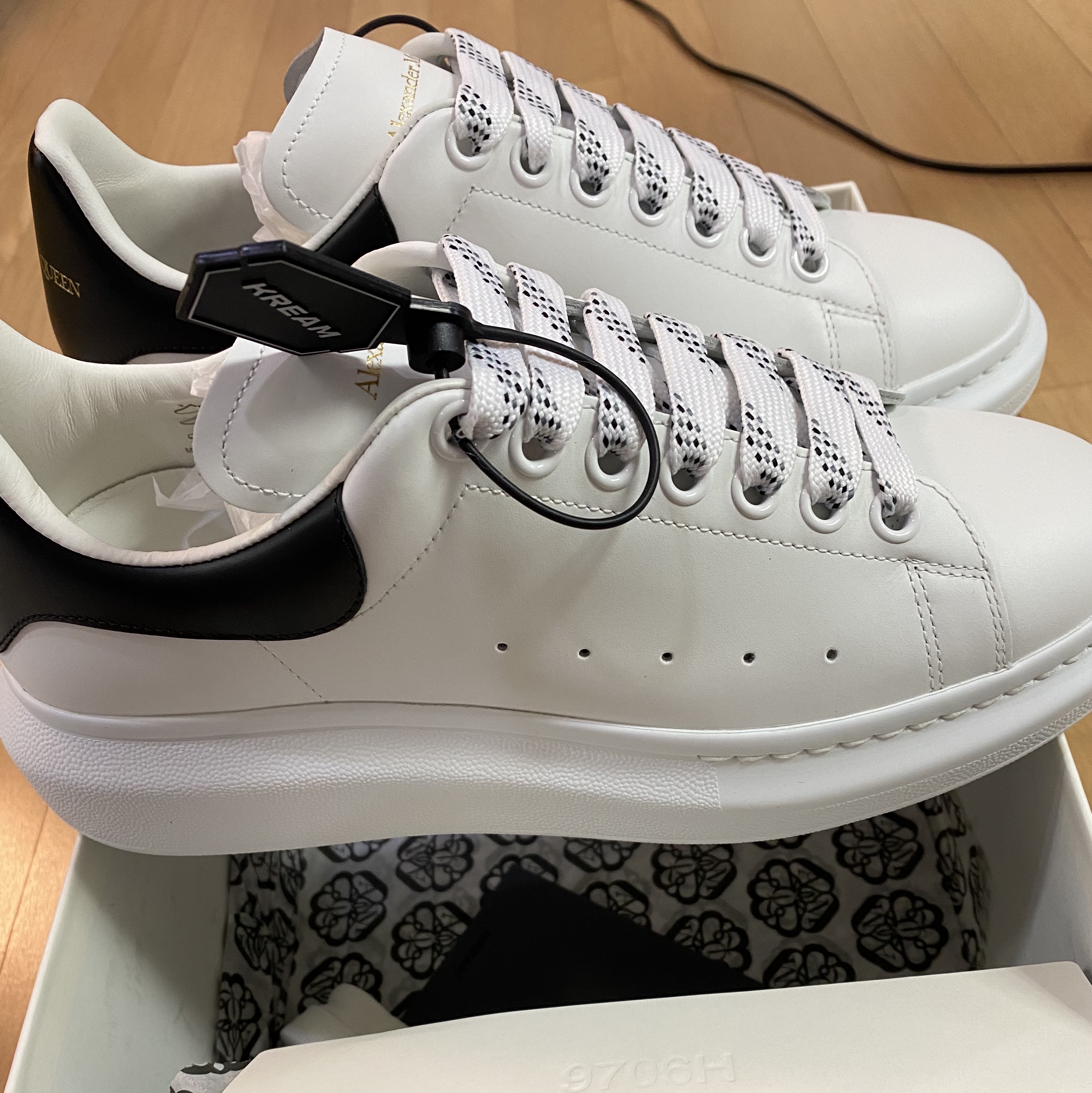 Alexander McQueen Oversized Sneakers White Black 착용 스타일 - 2