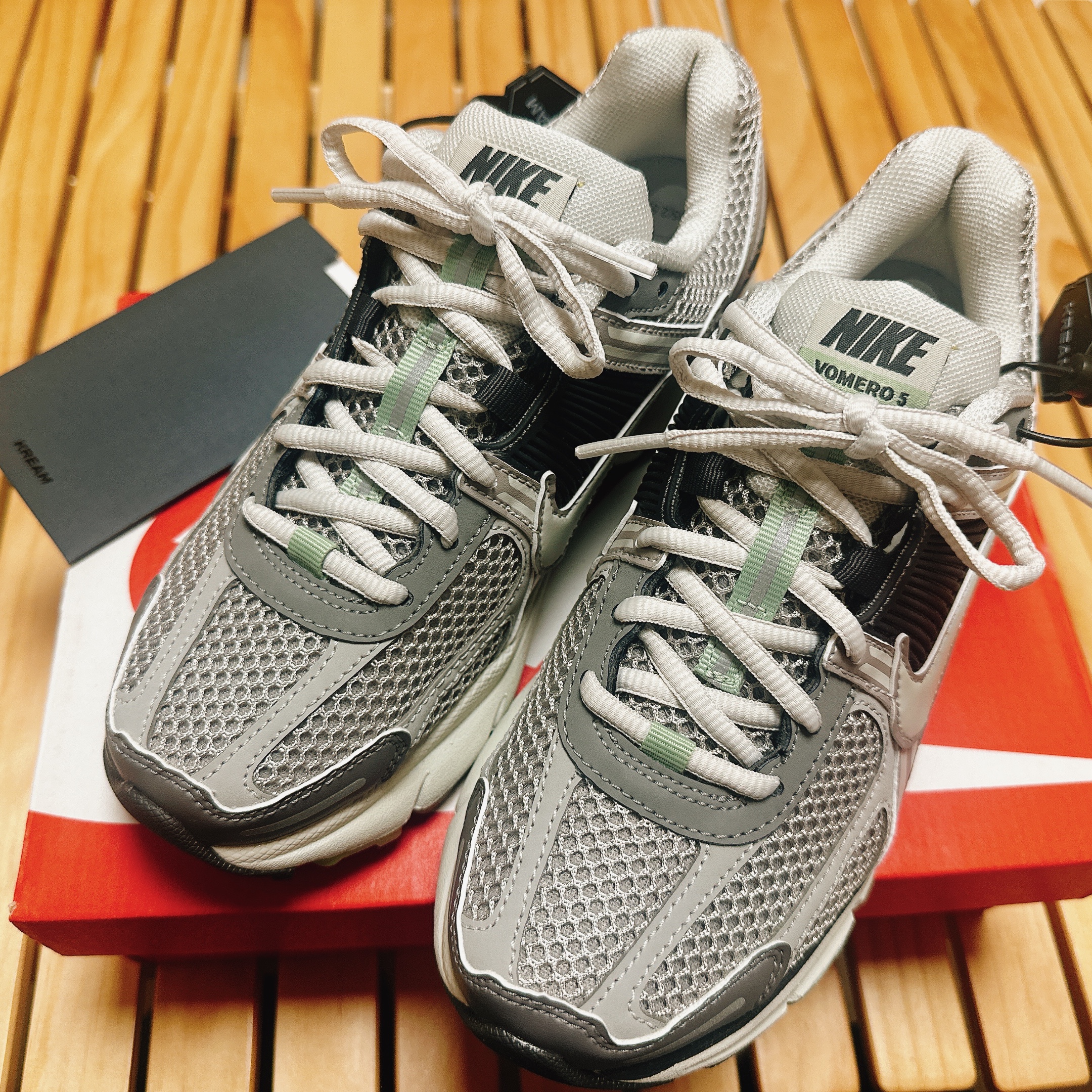 (W) Nike Zoom Vomero 5 Cobblestone and Flat Pewter 착용 스타일