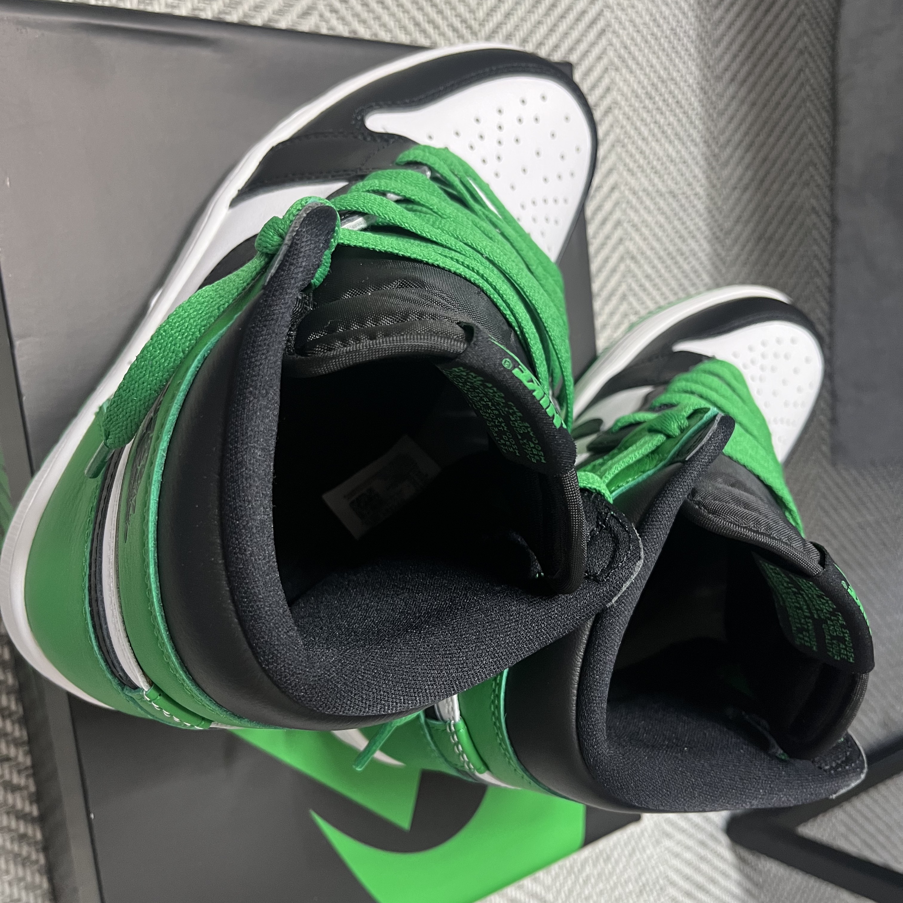 Jordan 1 Retro High OG Black and Lucky Green 착용 스타일 - 3