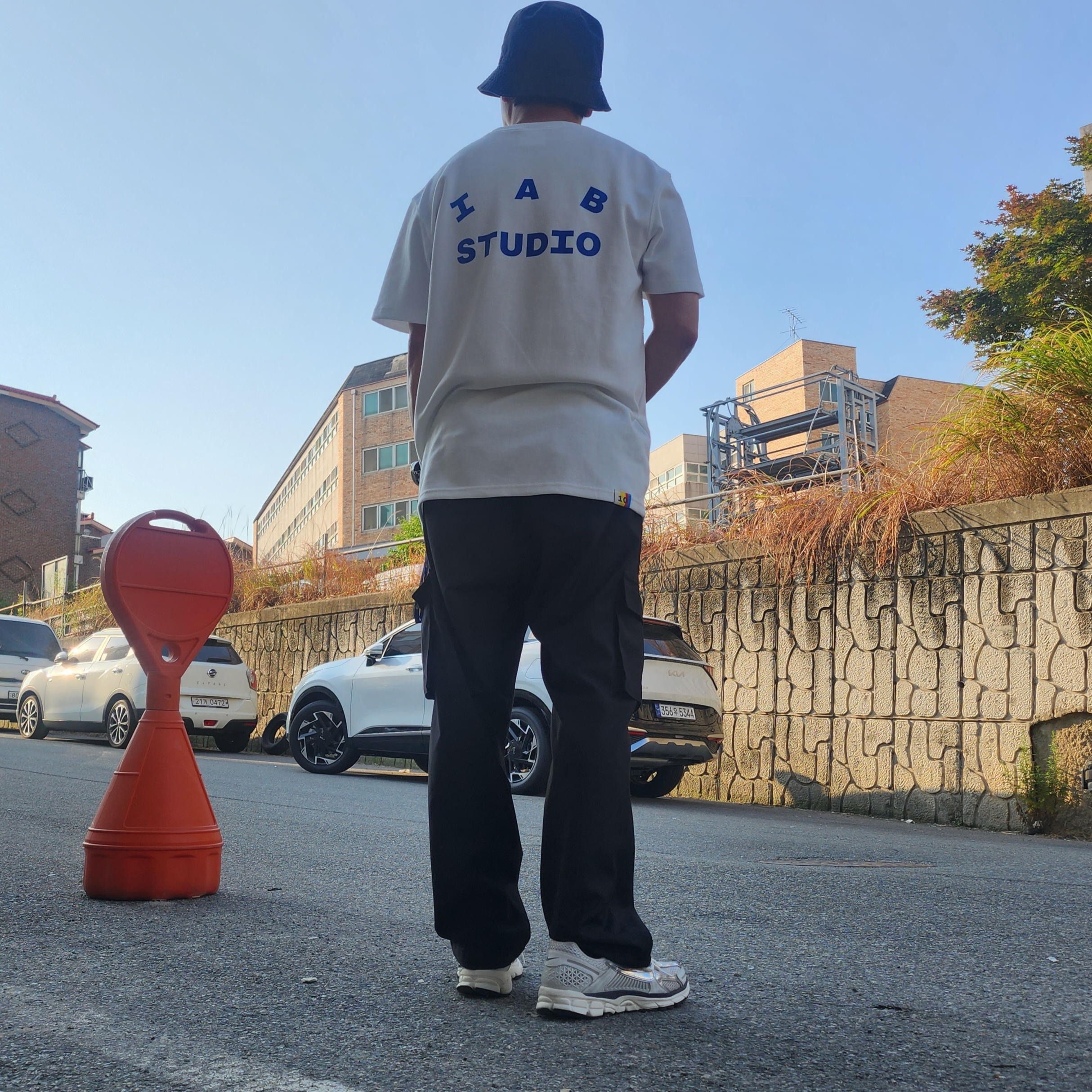 Nike Futura Washed Bucket Hat Black, IAB Studio 10th Anniversary T-Shirts Pack White & Black (2 Pack) 착용 스타일 - 1
