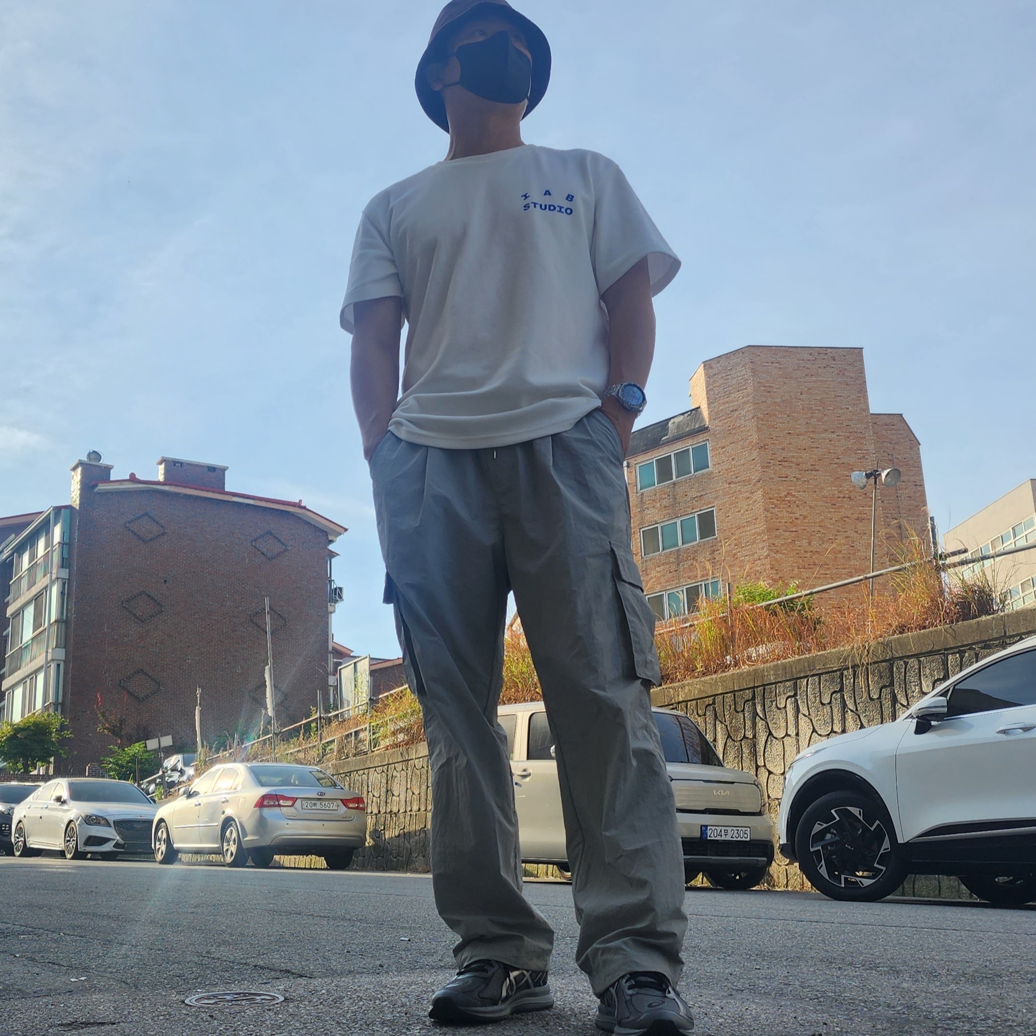 Nike NSW Futura Washed Bucket Hat Earth, IAB Studio 10th Anniversary T-Shirts Pack White & Black (2 Pack) 착용 스타일 - 1