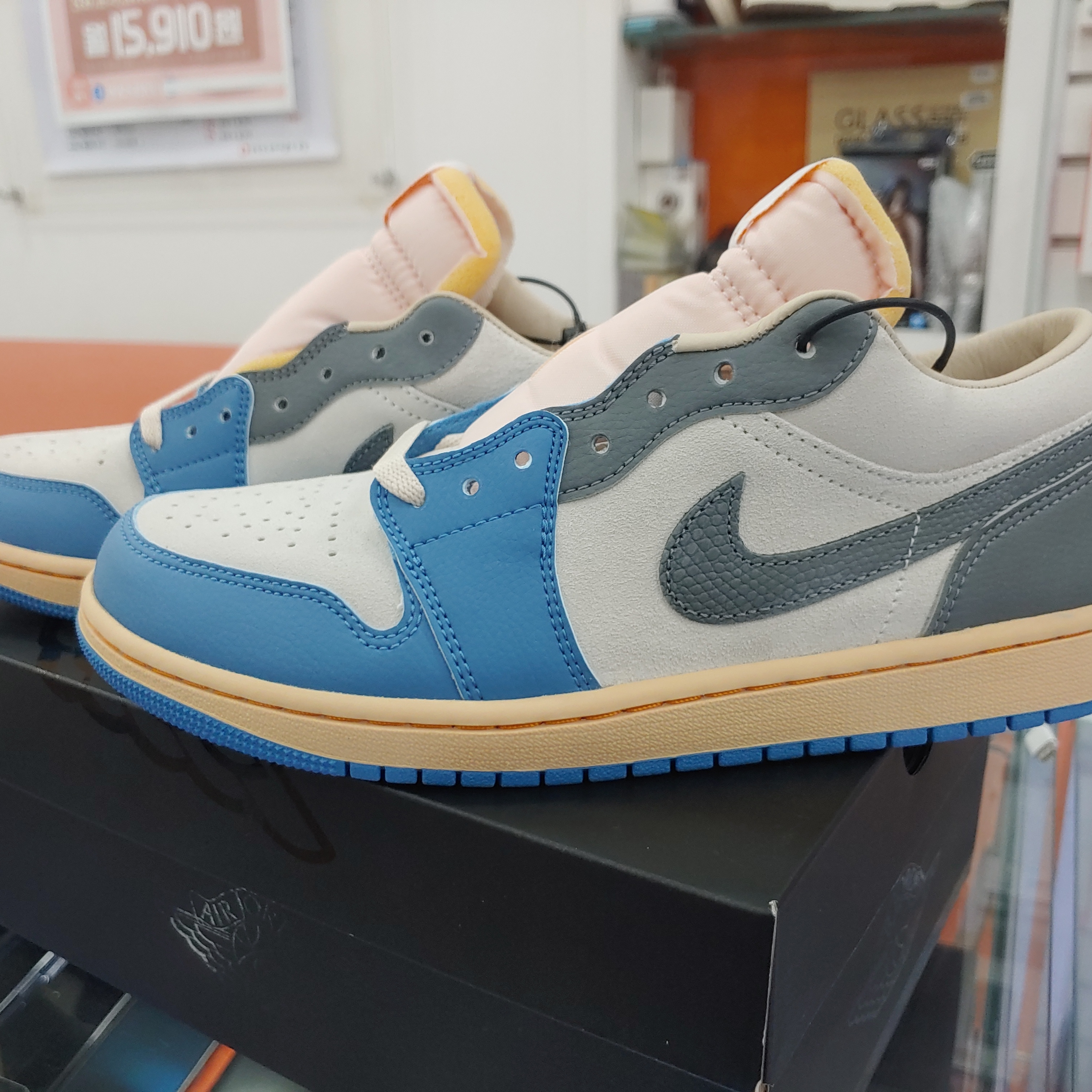 Jordan 1 Low SE Tokyo 96 착용 스타일 - 1