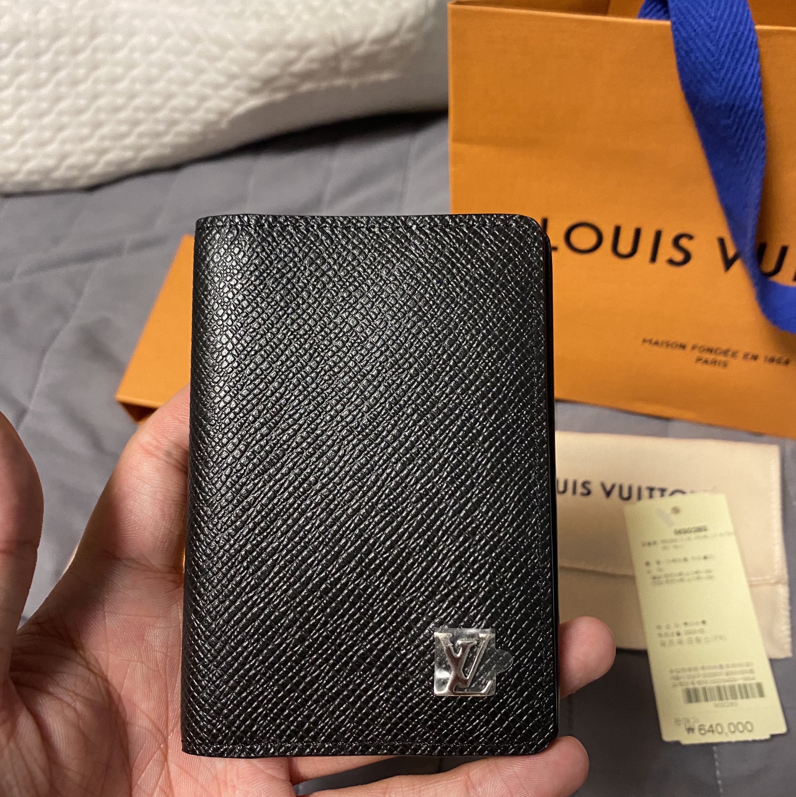 Louis Vuitton Pocket Organizer Taiga Black 착용 스타일 - 1