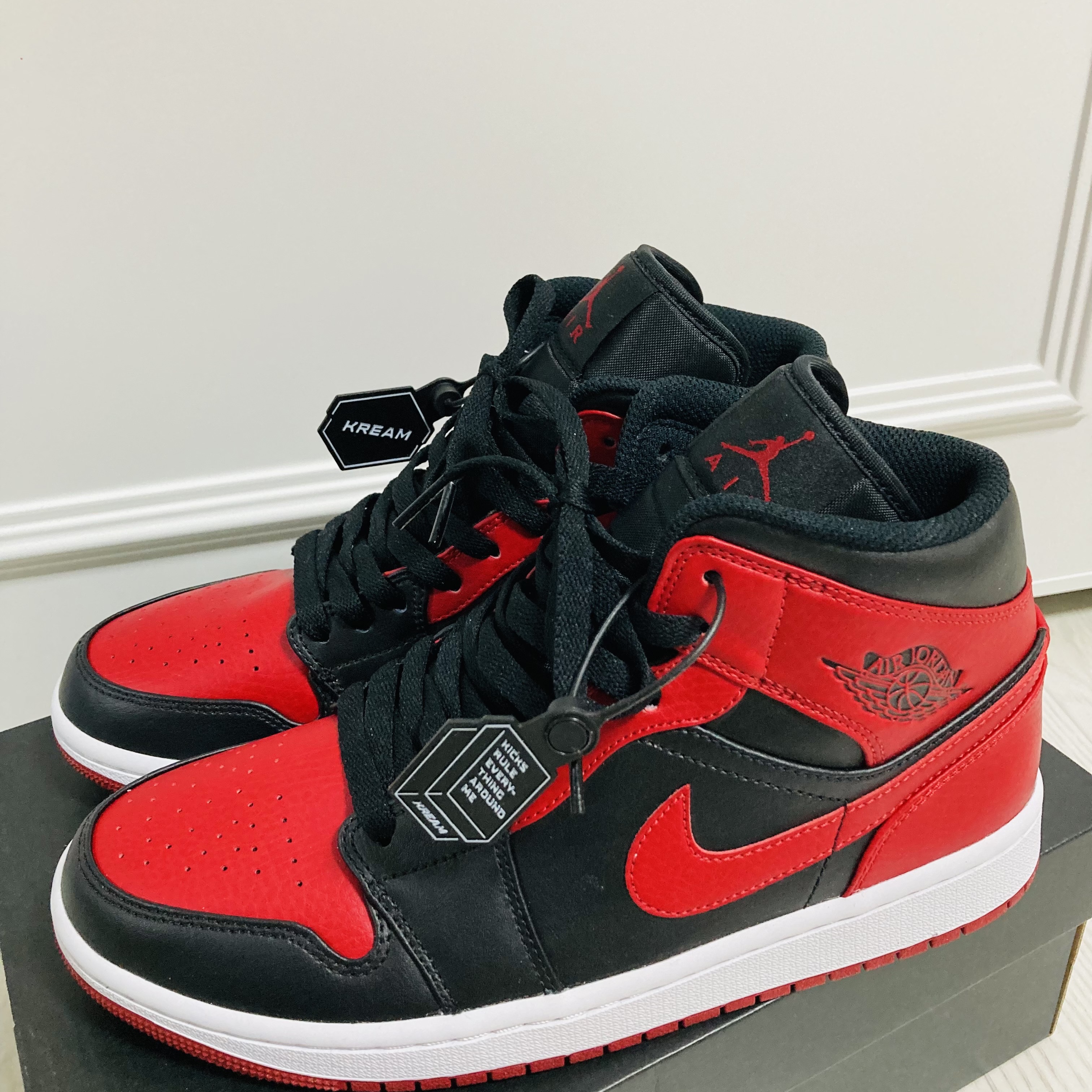 Jordan 1 Mid Bred Banned 2020 착용 스타일 - 3