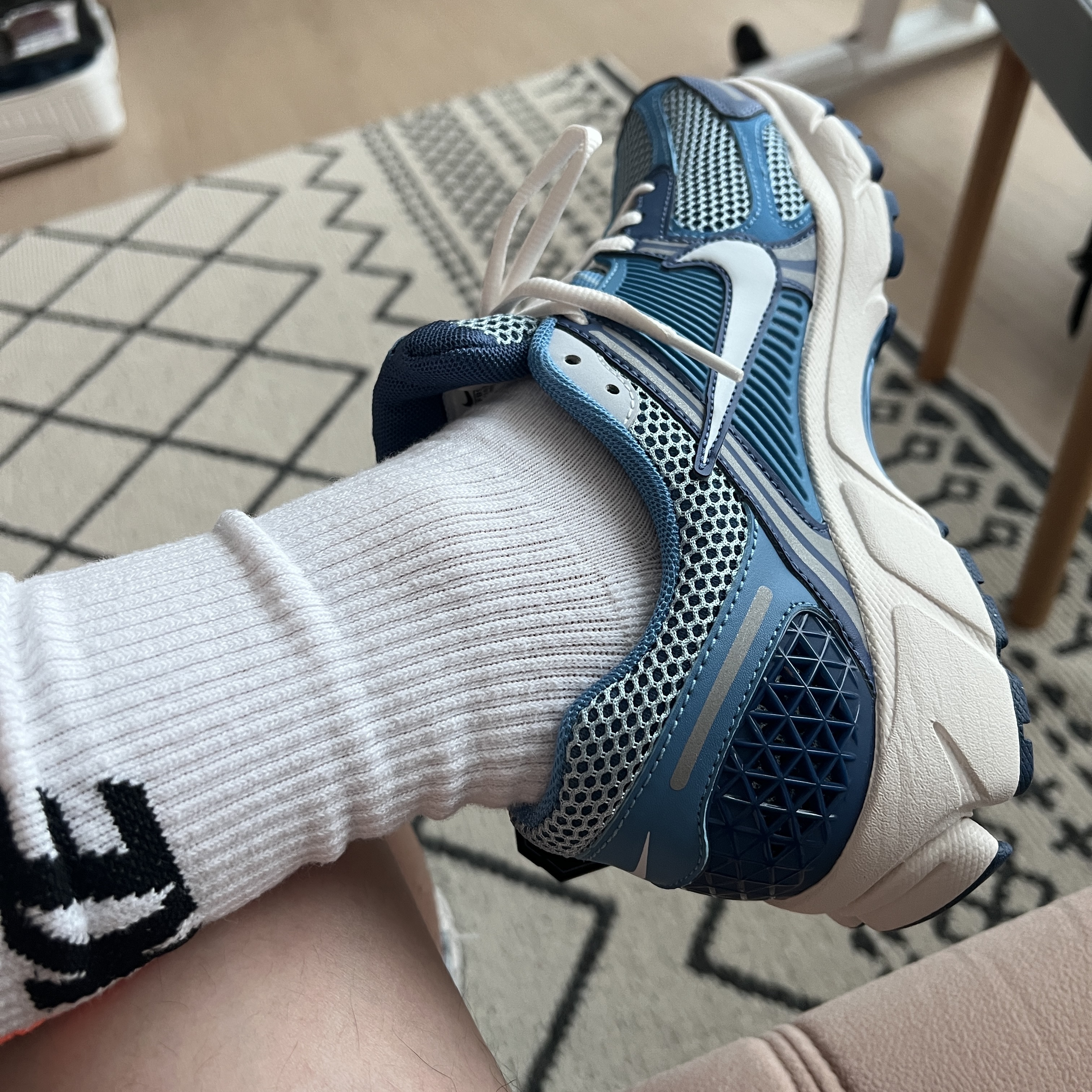 Nike Zoom Vomero 5 Mystic Navy and Worn Blue 착용 스타일