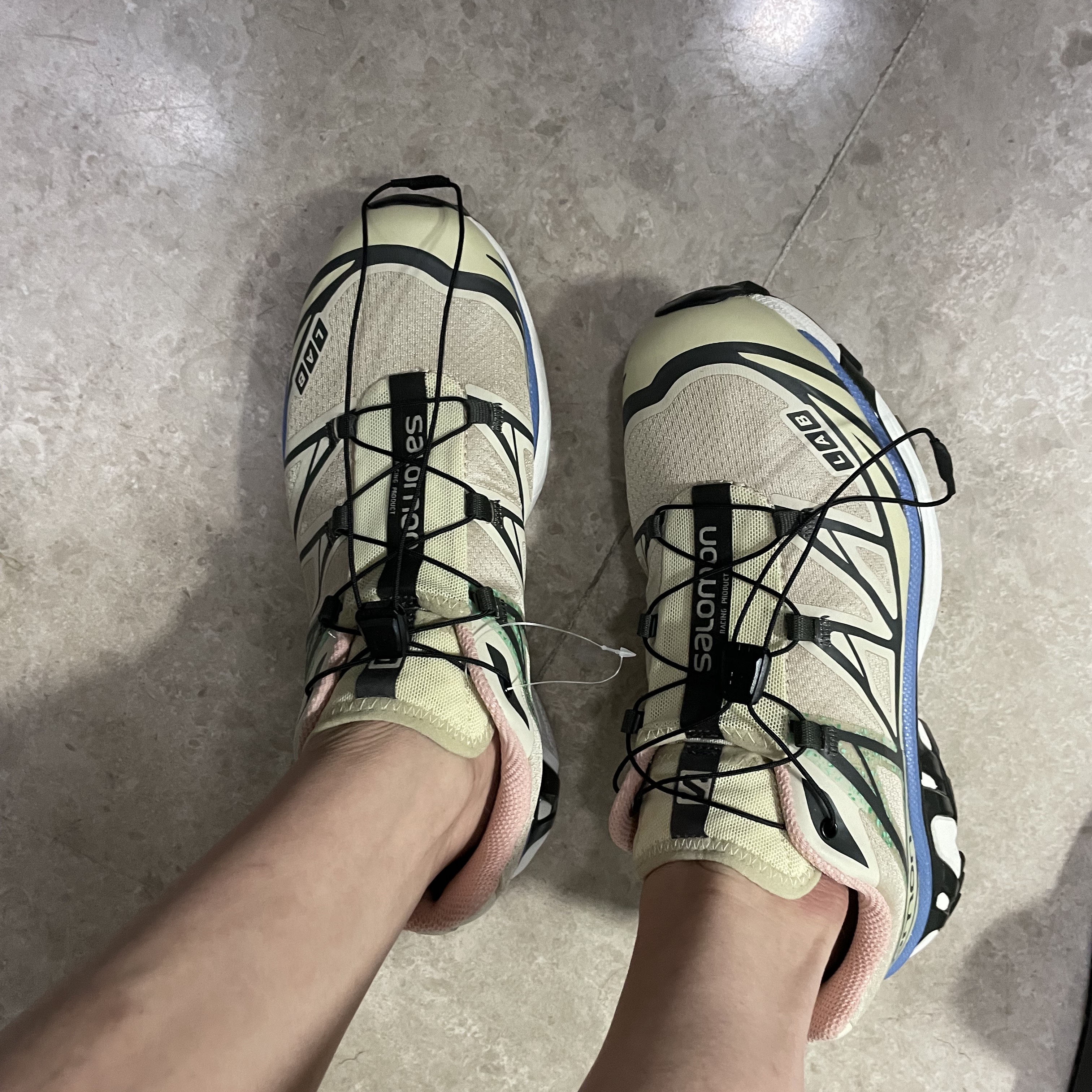 Salomon XT-6 Mindful 2 Moth Vanilla 착용 스타일 - 2