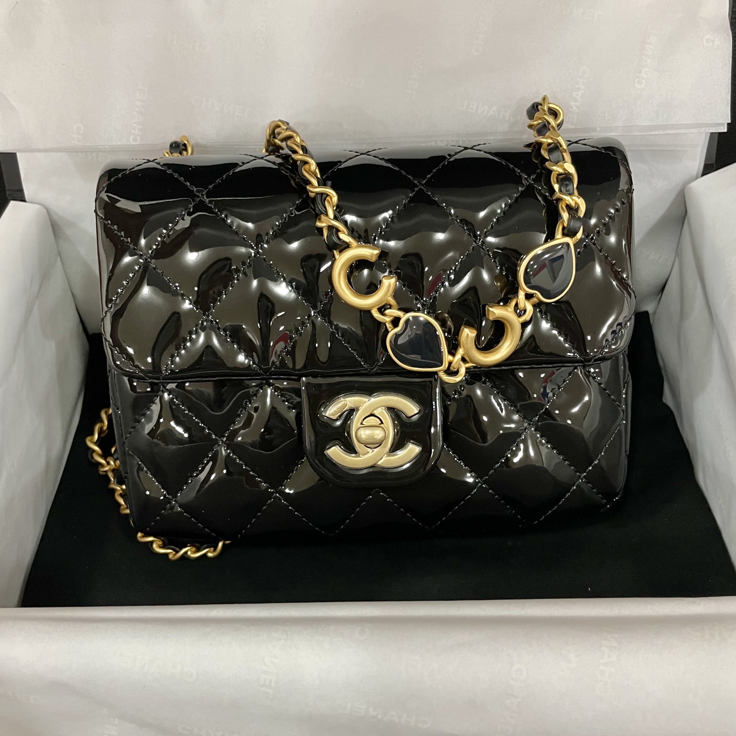 Chanel Mini Flap Bag Enamel Patent Calfskin & Gold Black 착용 스타일