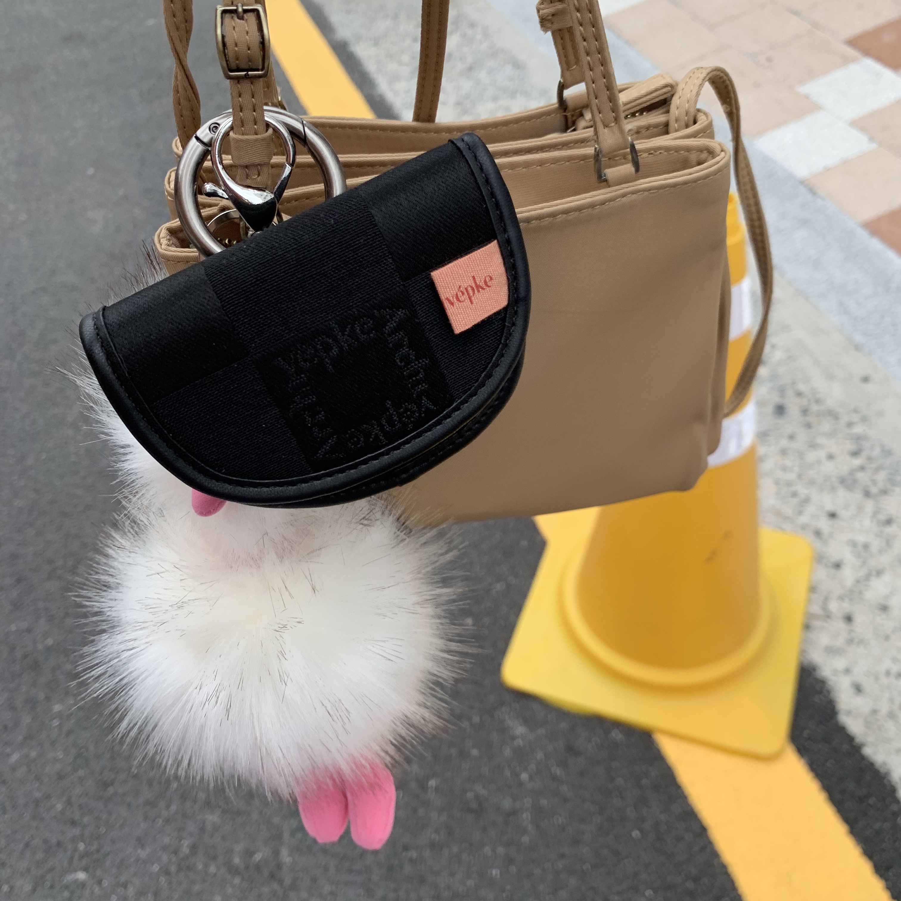 Cosymosy Ugly Bird Keyring White 착용 스타일 - 1