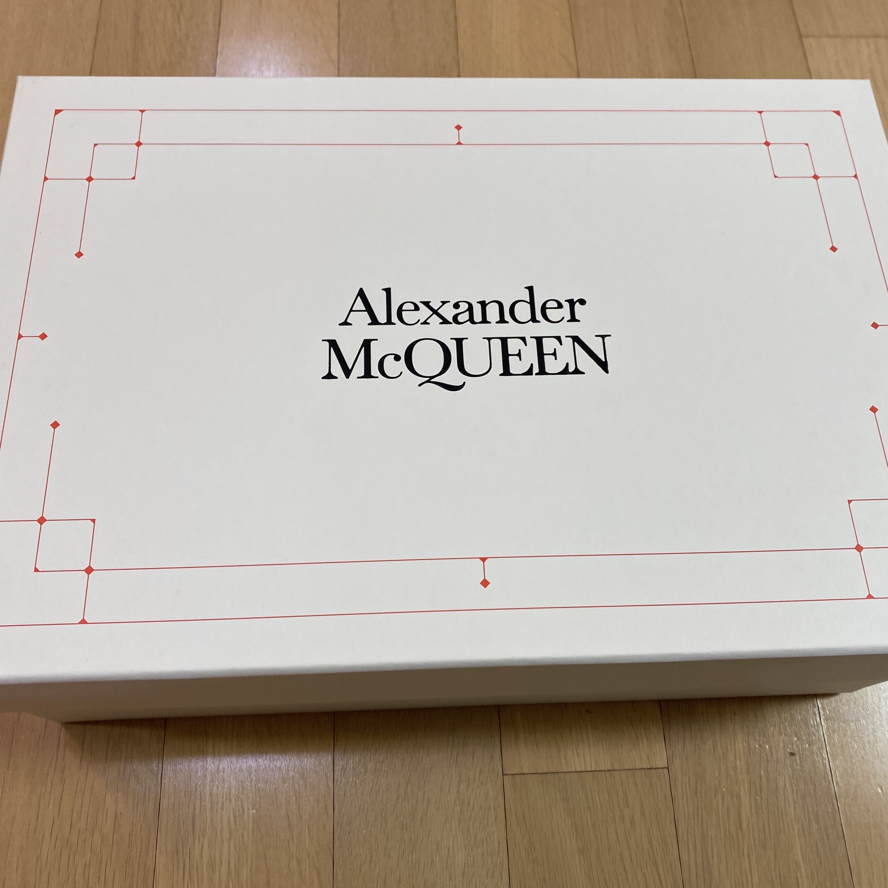 Alexander McQueen Oversized Sneakers White Black 착용 스타일 - 1