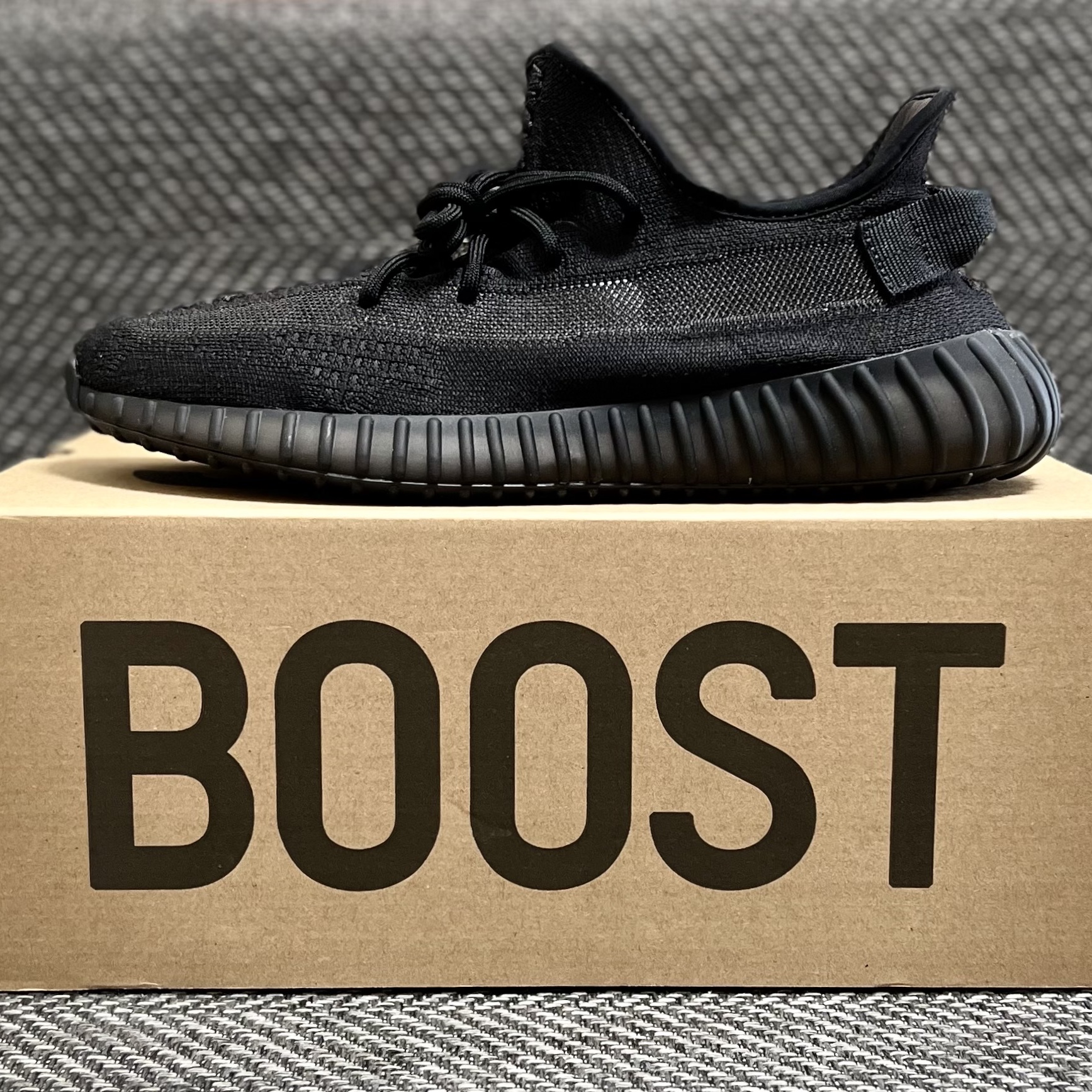 Adidas Yeezy Boost 350 V2 Onyx 착용 스타일 - 5
