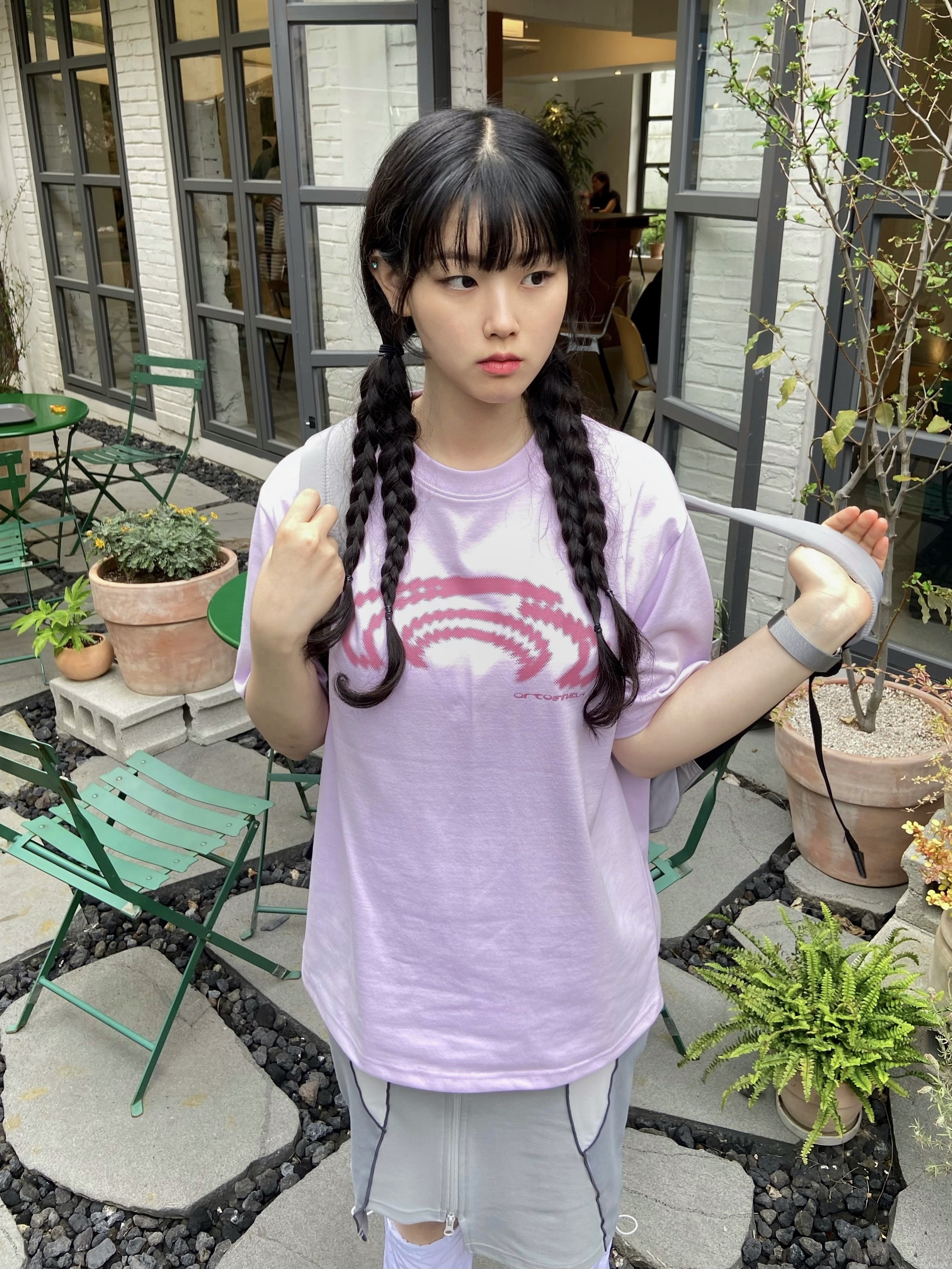 Art of Field Unbalanced Midi Skirt Light Gray, Art of Field Big Symbol Short Sleeve T-Shirt Pink 착용 스타일 - 3