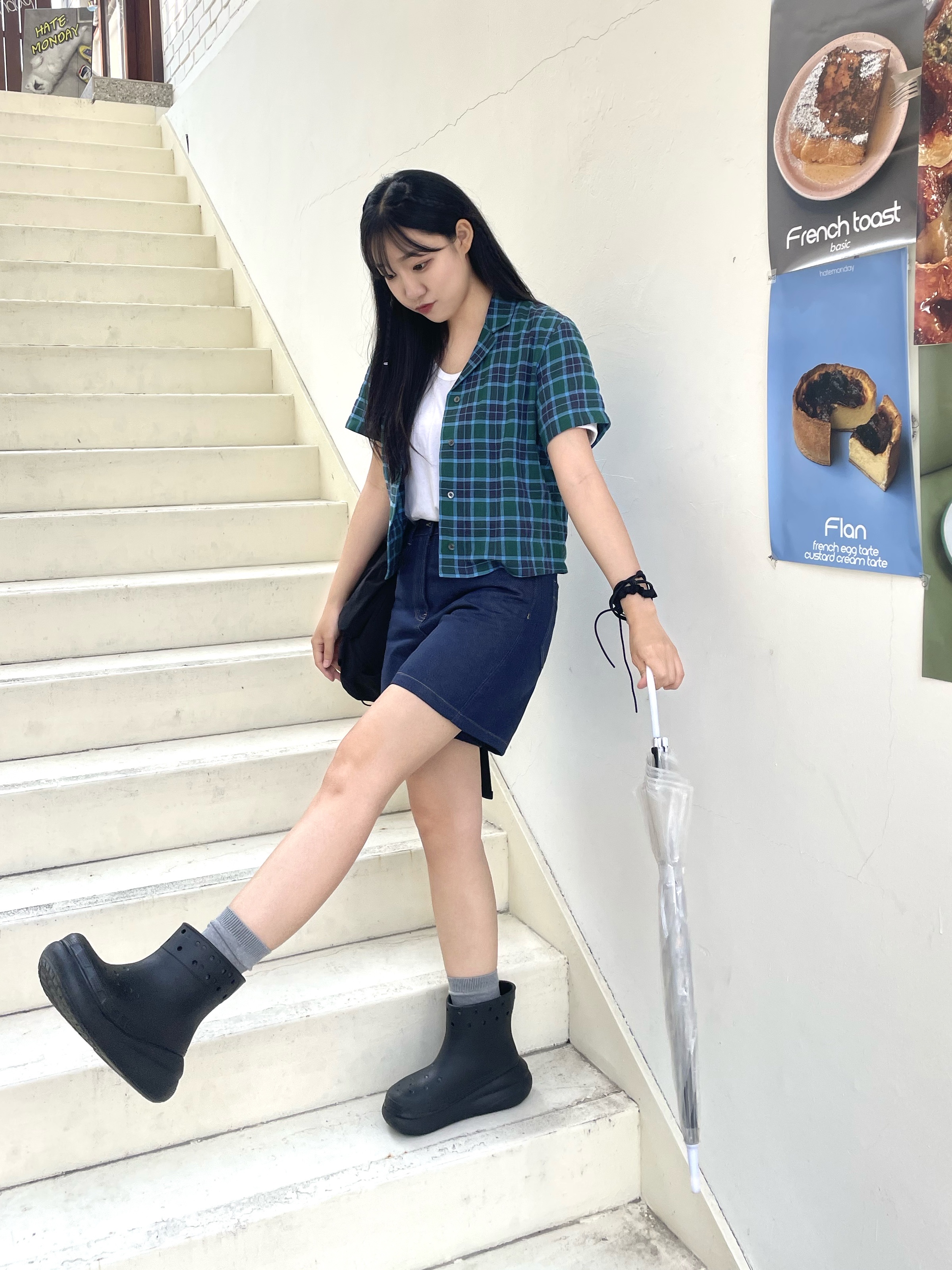 Crocs Classic Crush Boot Black, Our Legacy Ladon Leather Keychain Black 착용 스타일