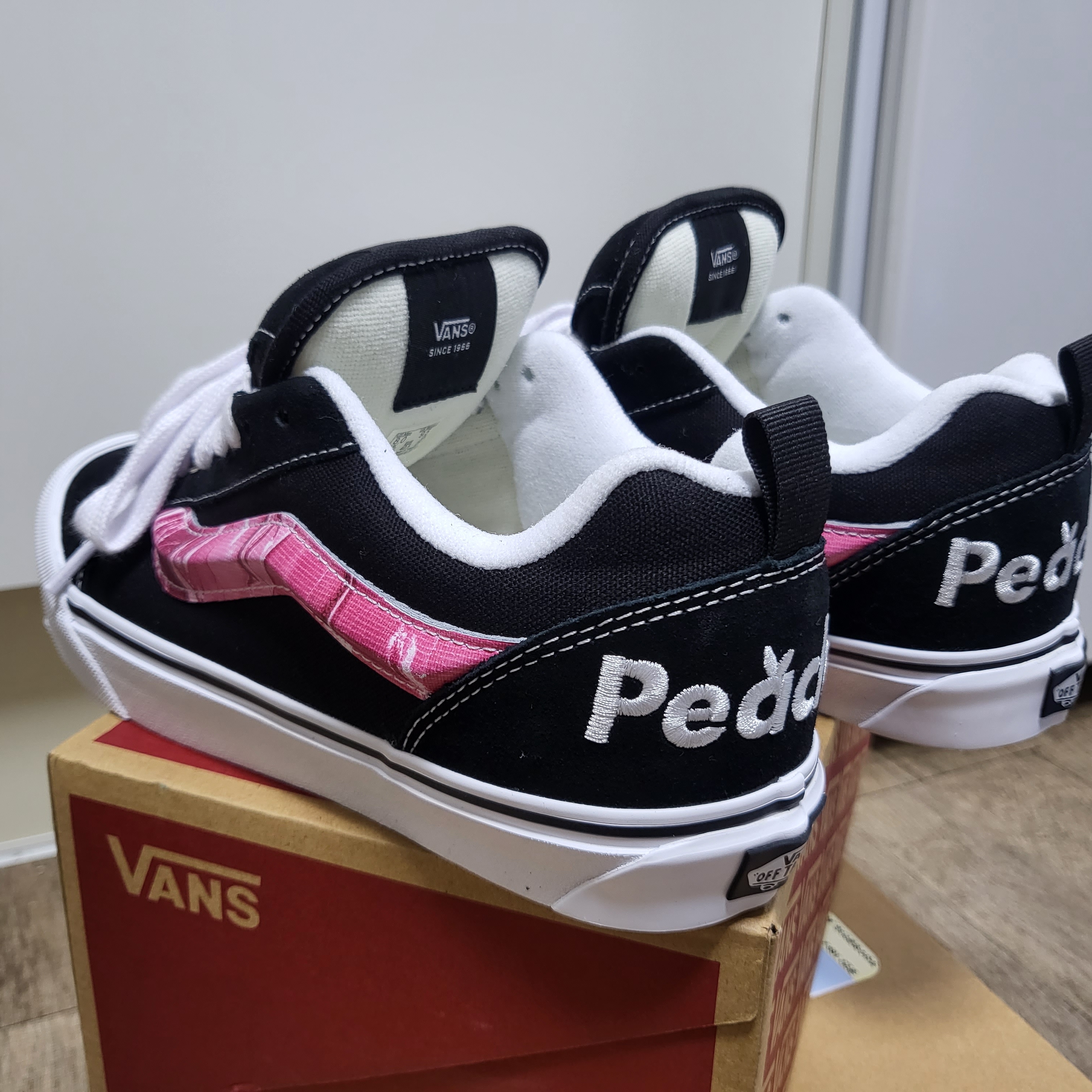Vans x Peaches. Knu-Skool Black Pink 착용 스타일 - 1
