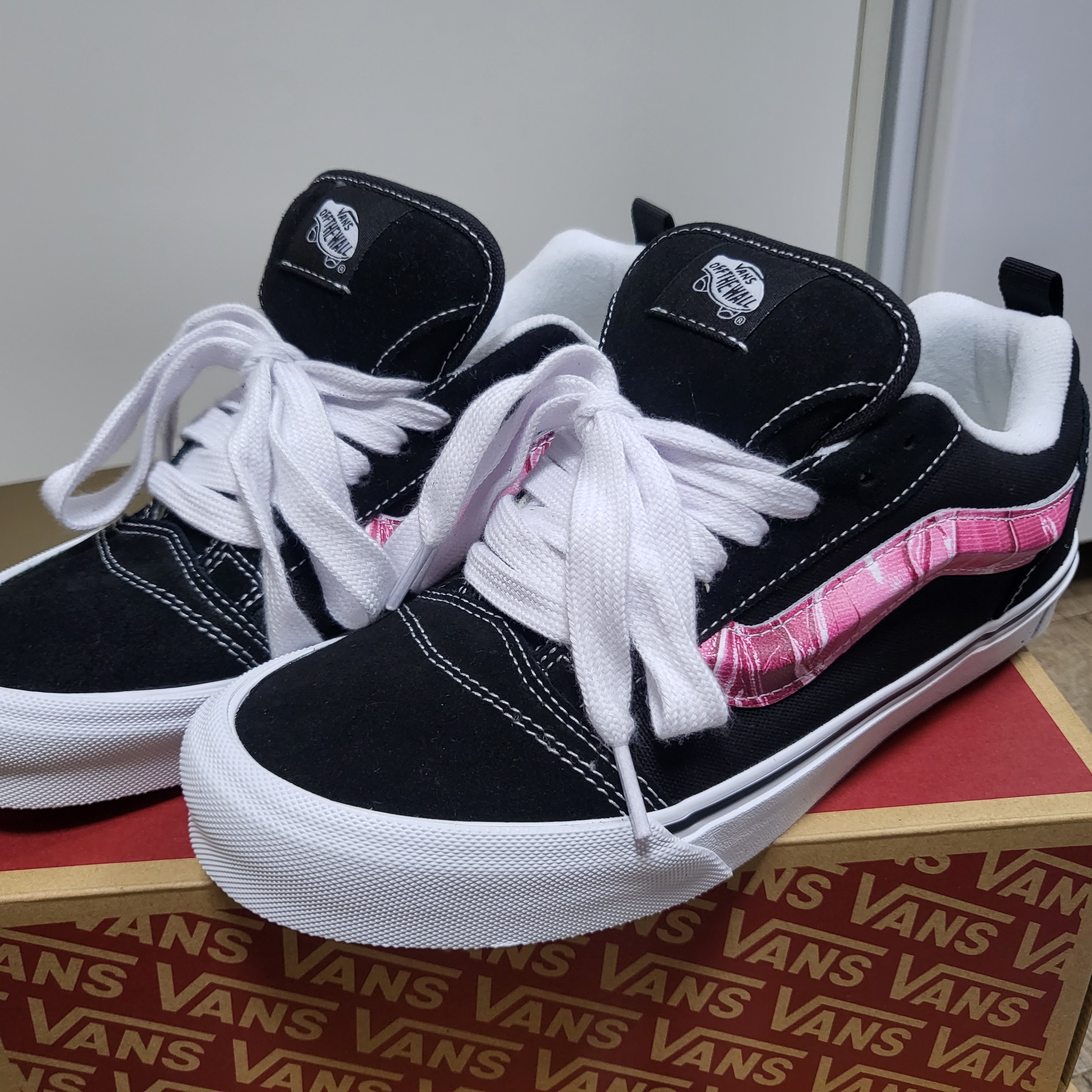 Vans x Peaches. Knu-Skool Black Pink 착용 스타일 - 2