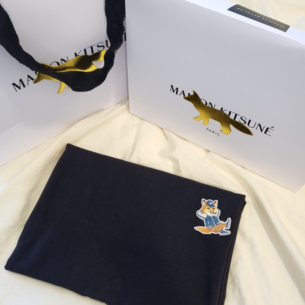 (W) Maison Kitsune Dressed Fox Patch Classic T-Shirt Black 착용 스타일