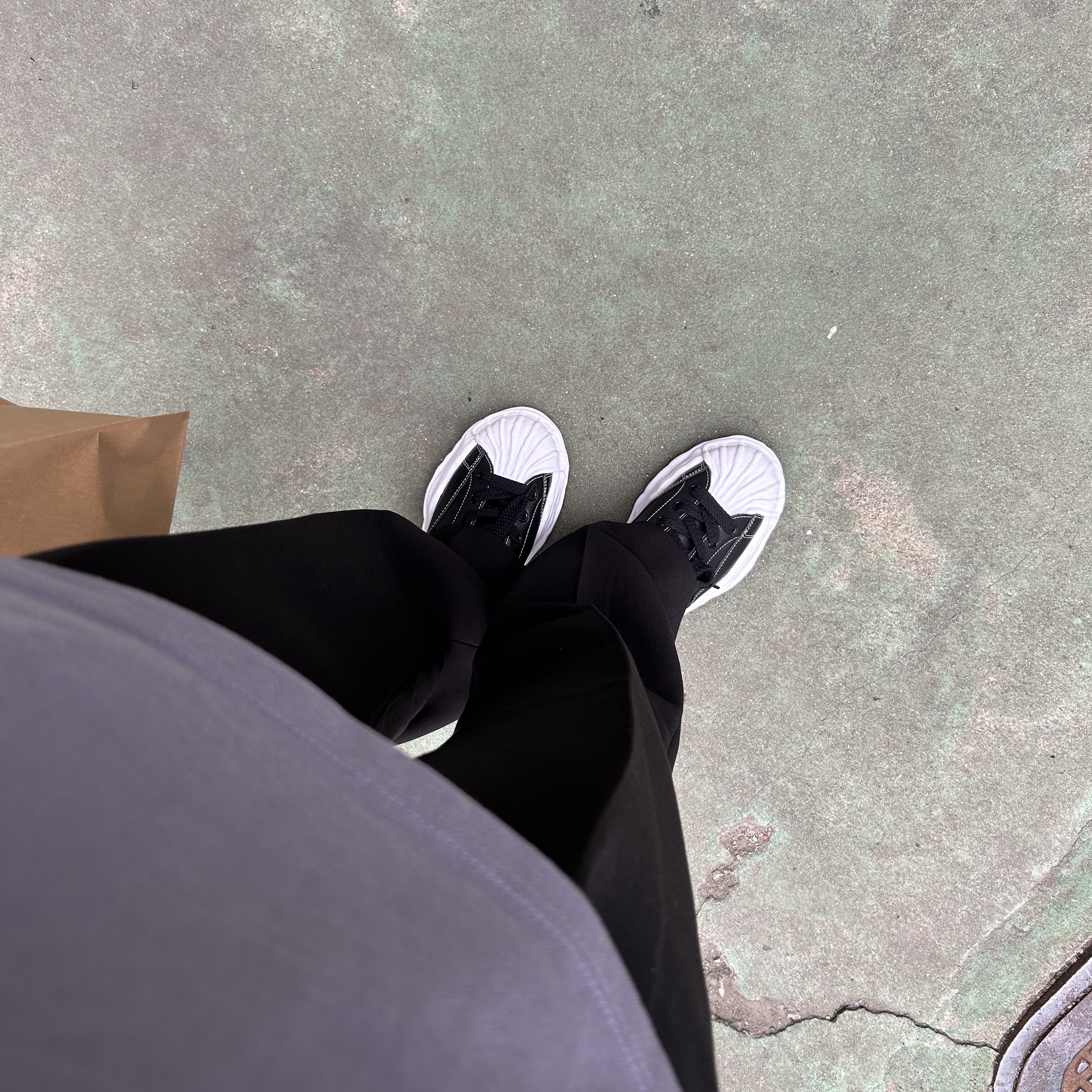 Maison Mihara Yasuhiro Blakey OG Sole Leather Low-top Sneakers Black 착용 스타일