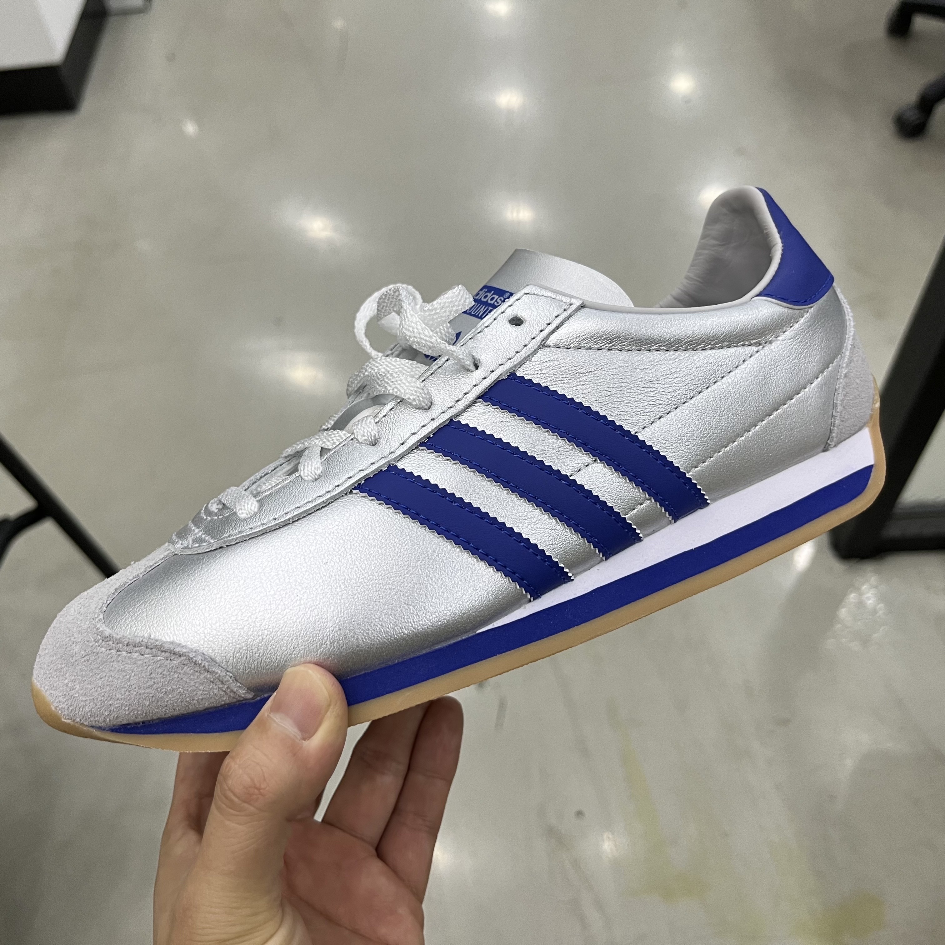 Adidas Country OG Matte Silver Bright Blue 착용 스타일