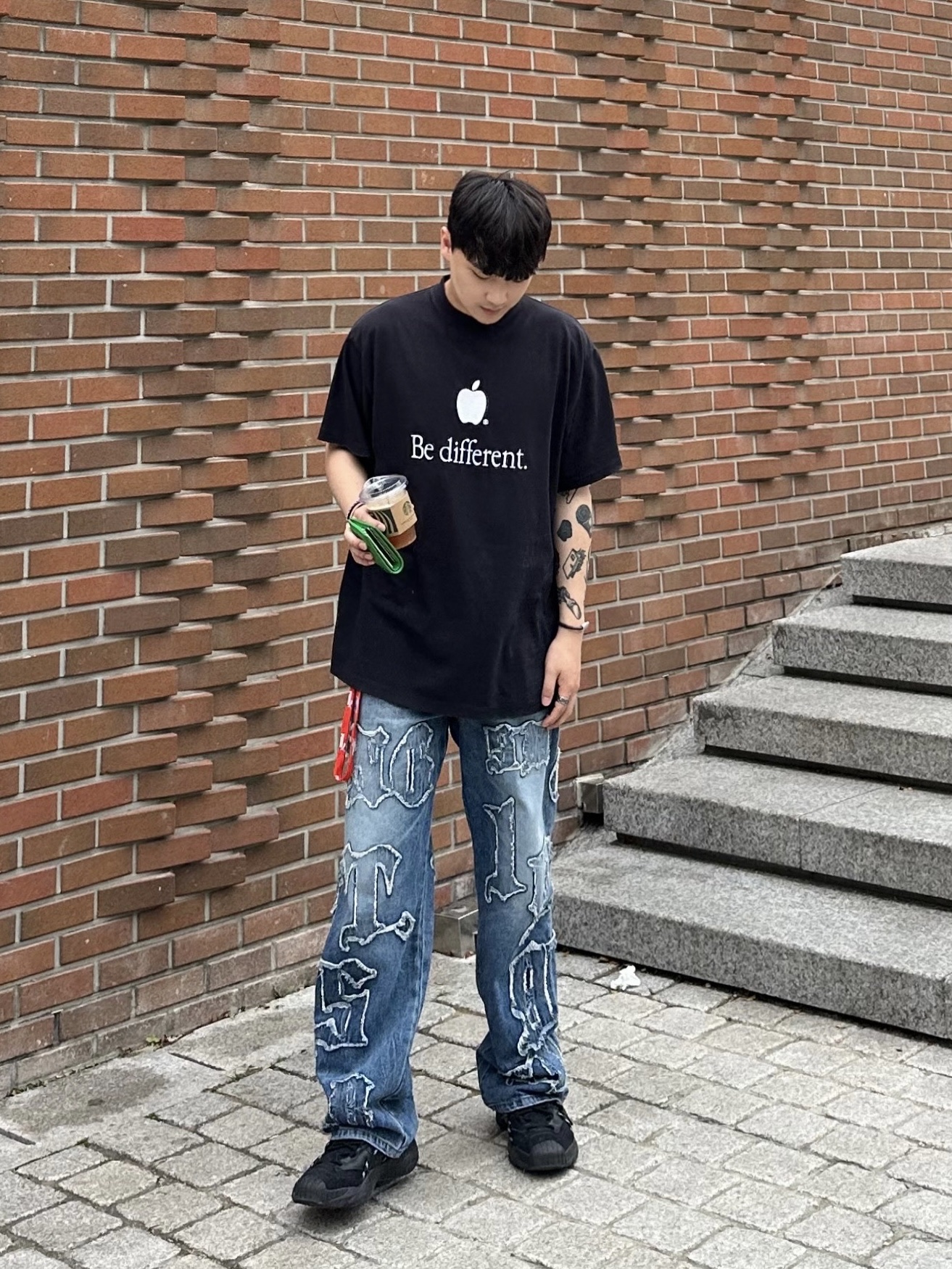 Balenciaga Be Different T-Shirt Black, Puma x Juun.J Plexus Black 착용 스타일 - 1