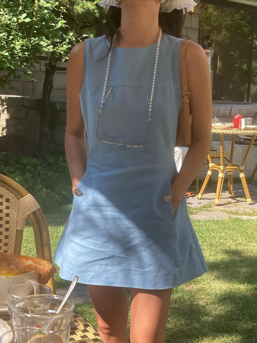 [KREAM 단독] STU Women Buttoned Linen Dress Sky Blue 착용 스타일 - 2