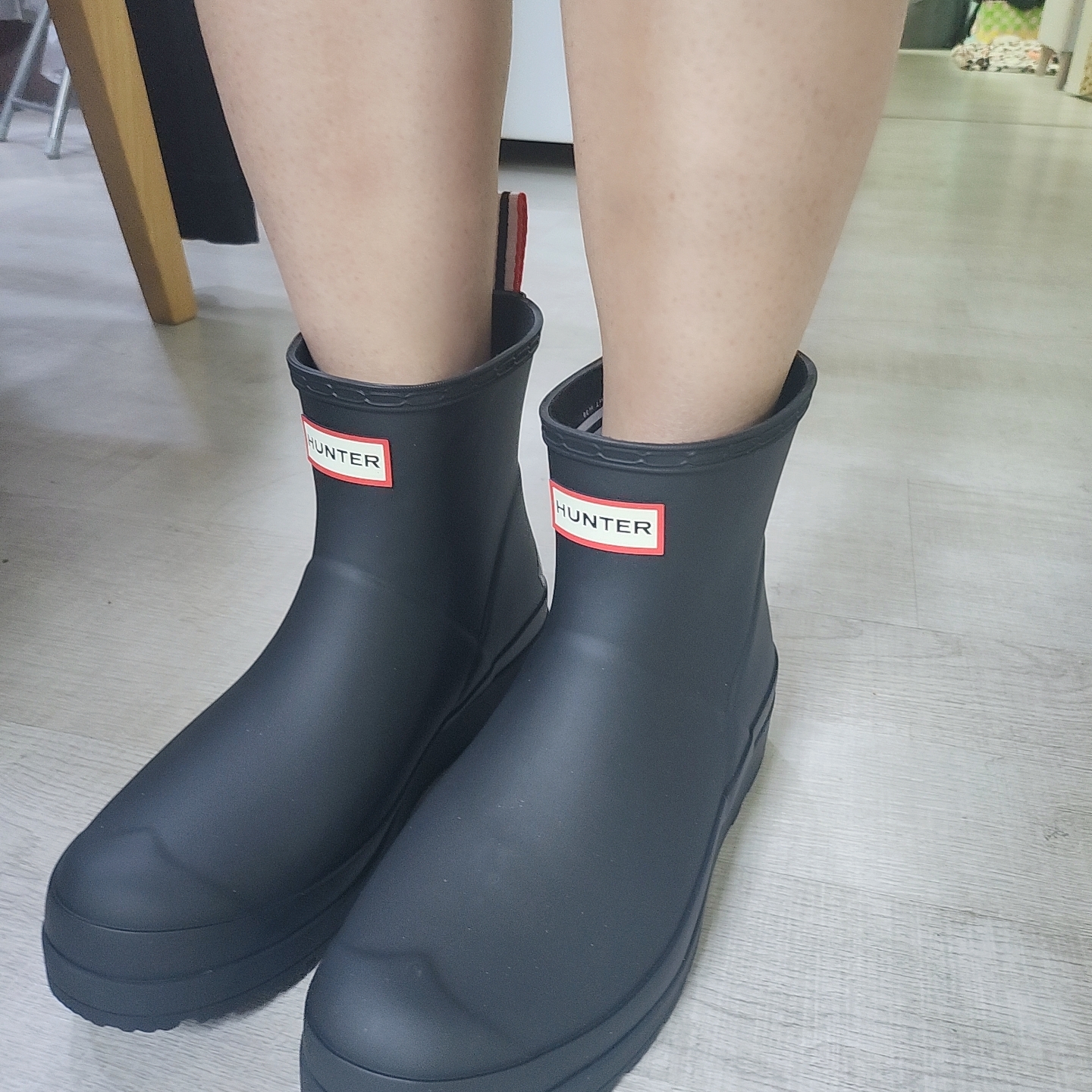 (W) Hunter Play Short Rain Boots Black 착용 스타일 - 3