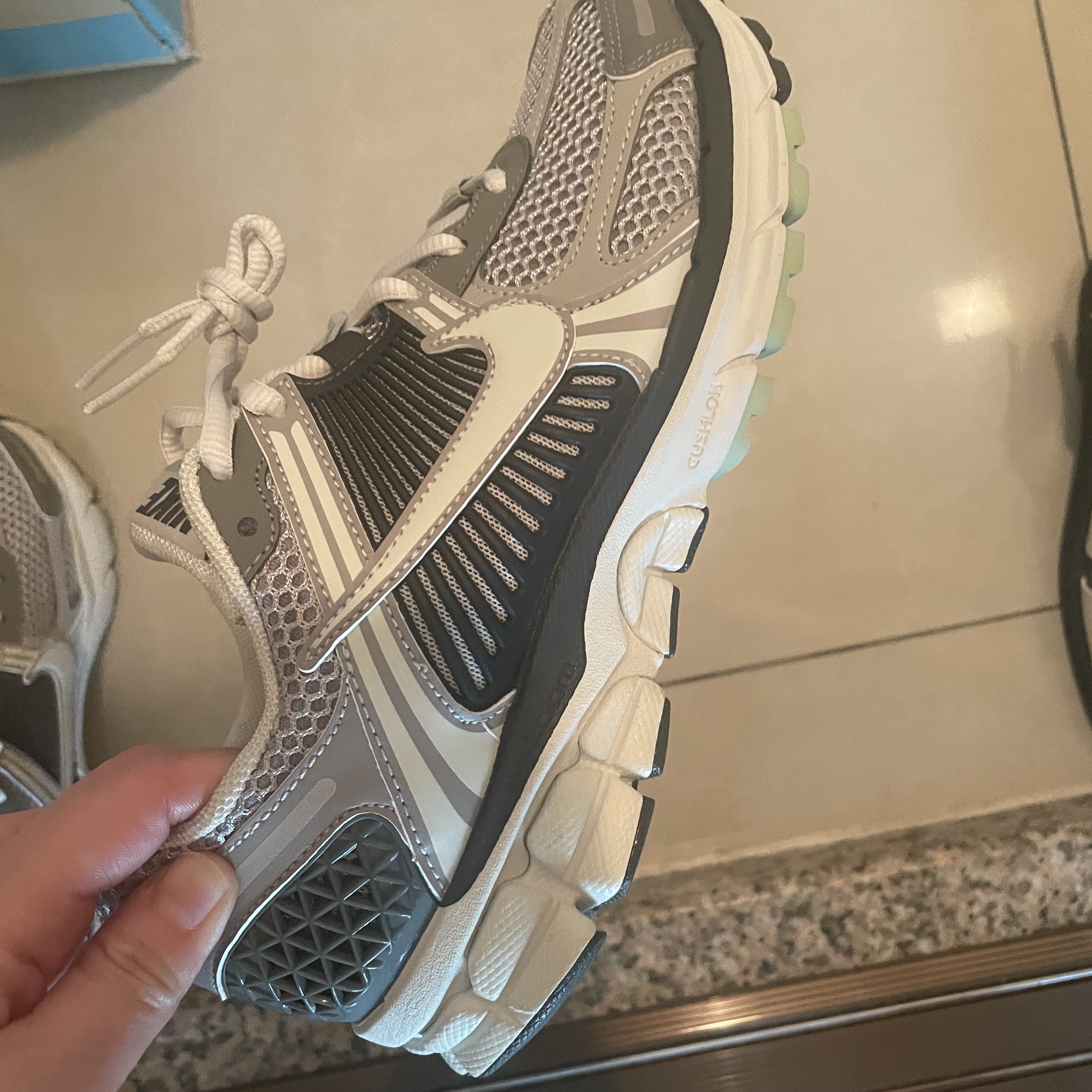 (W) Nike Zoom Vomero 5 Cobblestone and Flat Pewter 착용 스타일 - 2