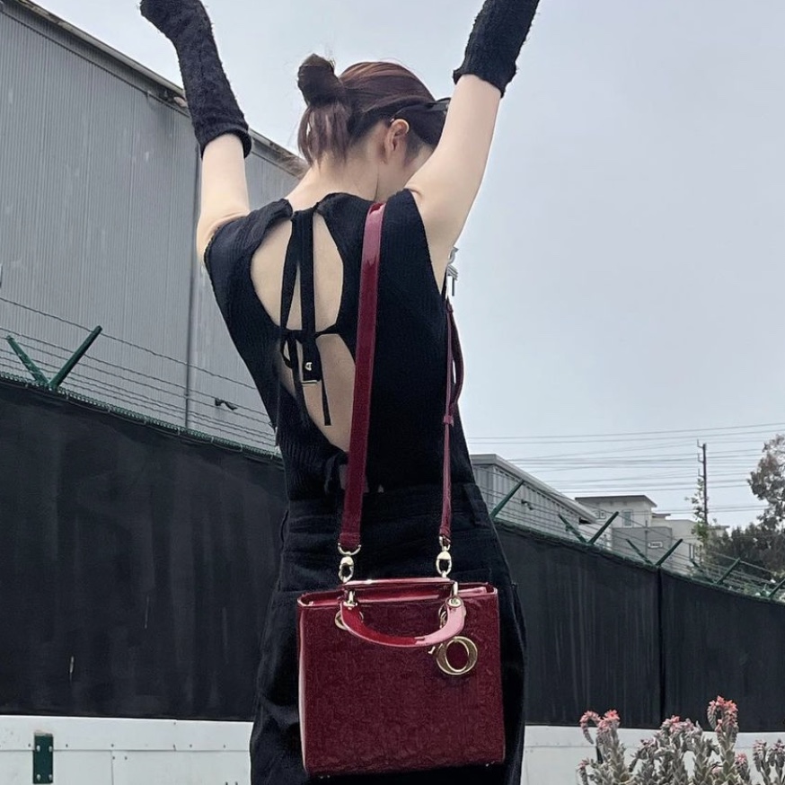 Dior Medium Lady Bag Patent Cannage Calfskin Cherry Red Pale Gold 착용 스타일 - 2