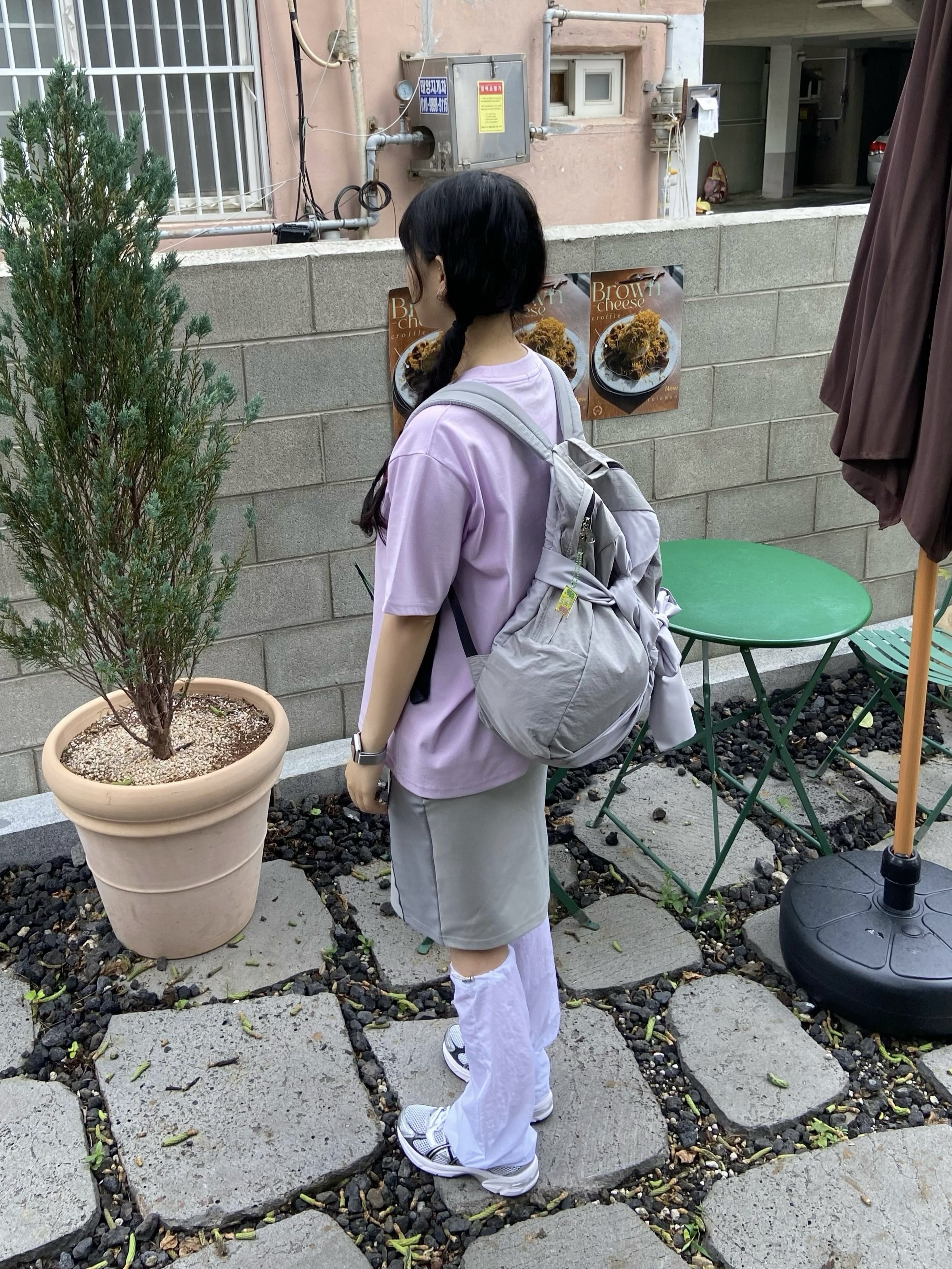 Art of Field Unbalanced Midi Skirt Light Gray, Art of Field Big Symbol Short Sleeve T-Shirt Pink 착용 스타일 - 2