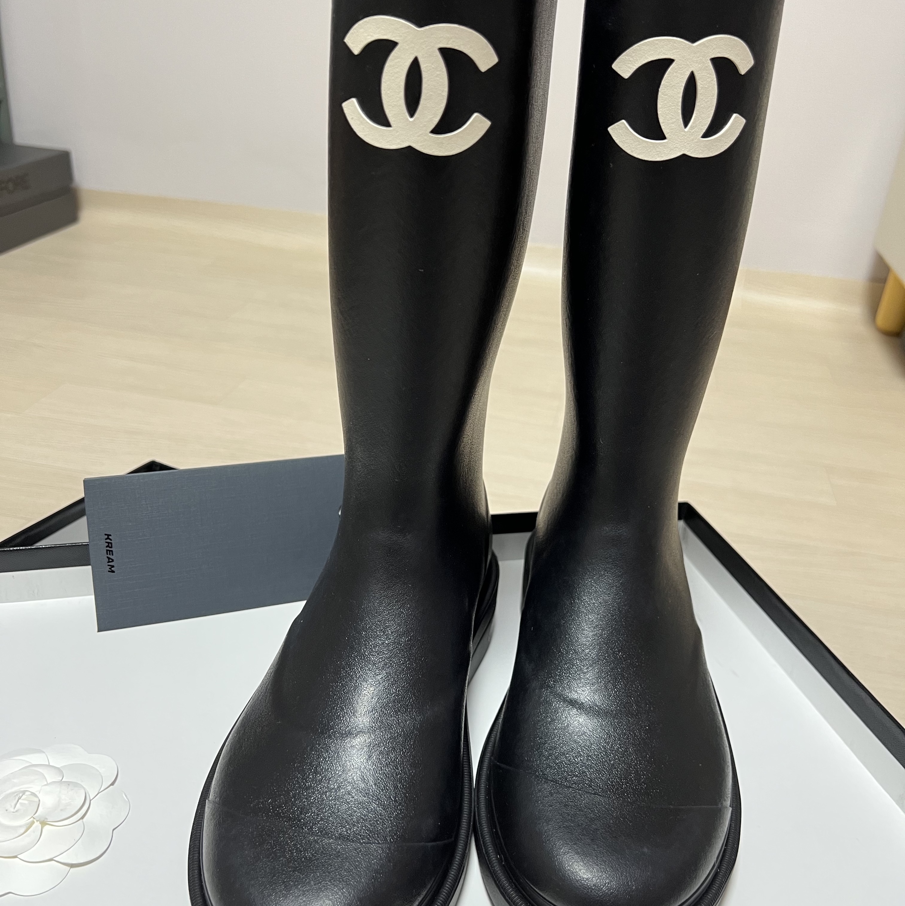 (W) Chanel Boots Caoutchouc & Black 착용 스타일 - 1