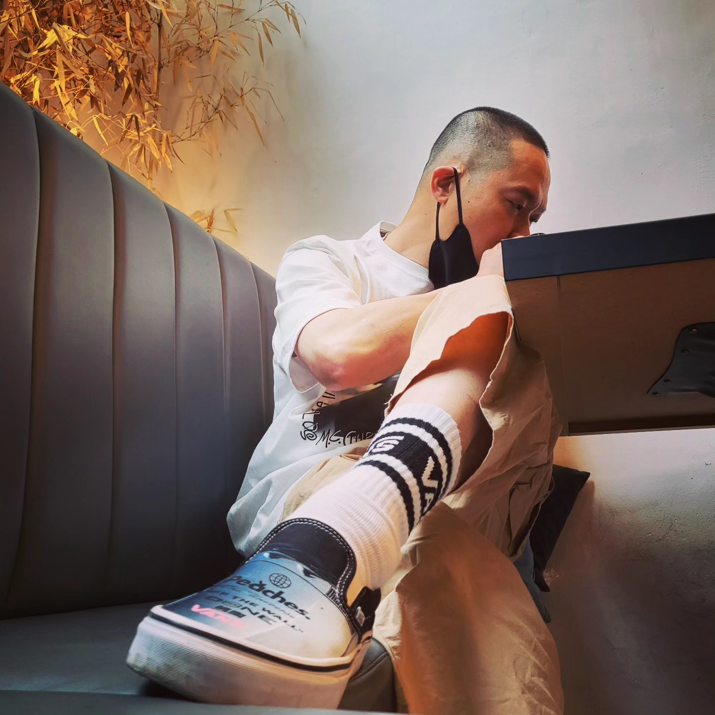 Vans x Peaches. Classic Slip-On Black True White, Stussy x Gang Starr Take It Personal T-Shirt White 착용 스타일 - 3