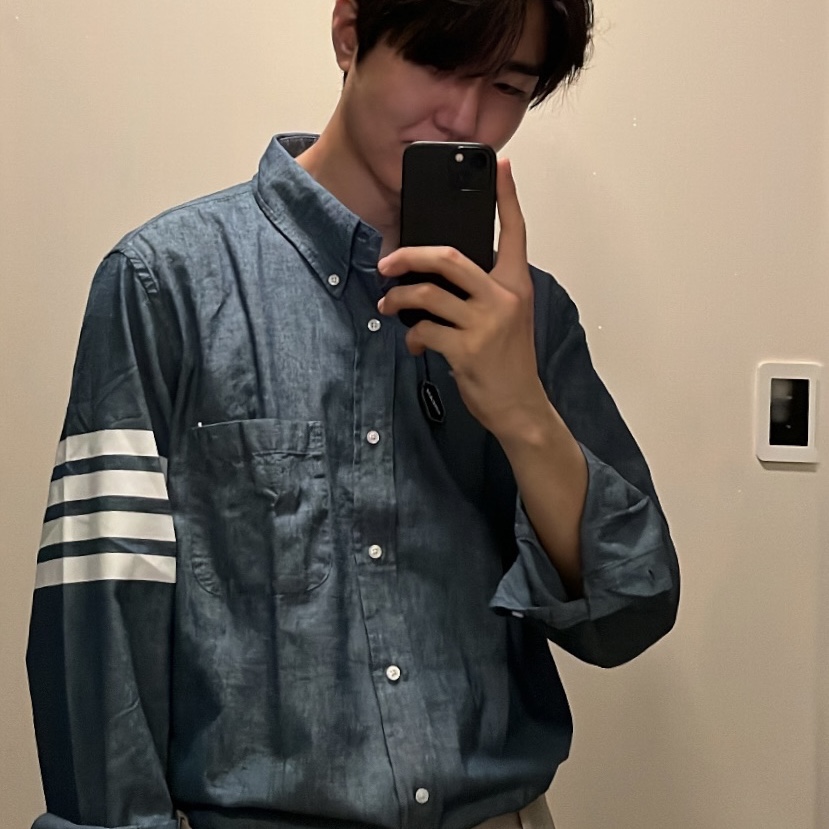 Thom Browne Chambray Printed 4-Bar Nametag Straight Fit Shirt Blue 착용 스타일