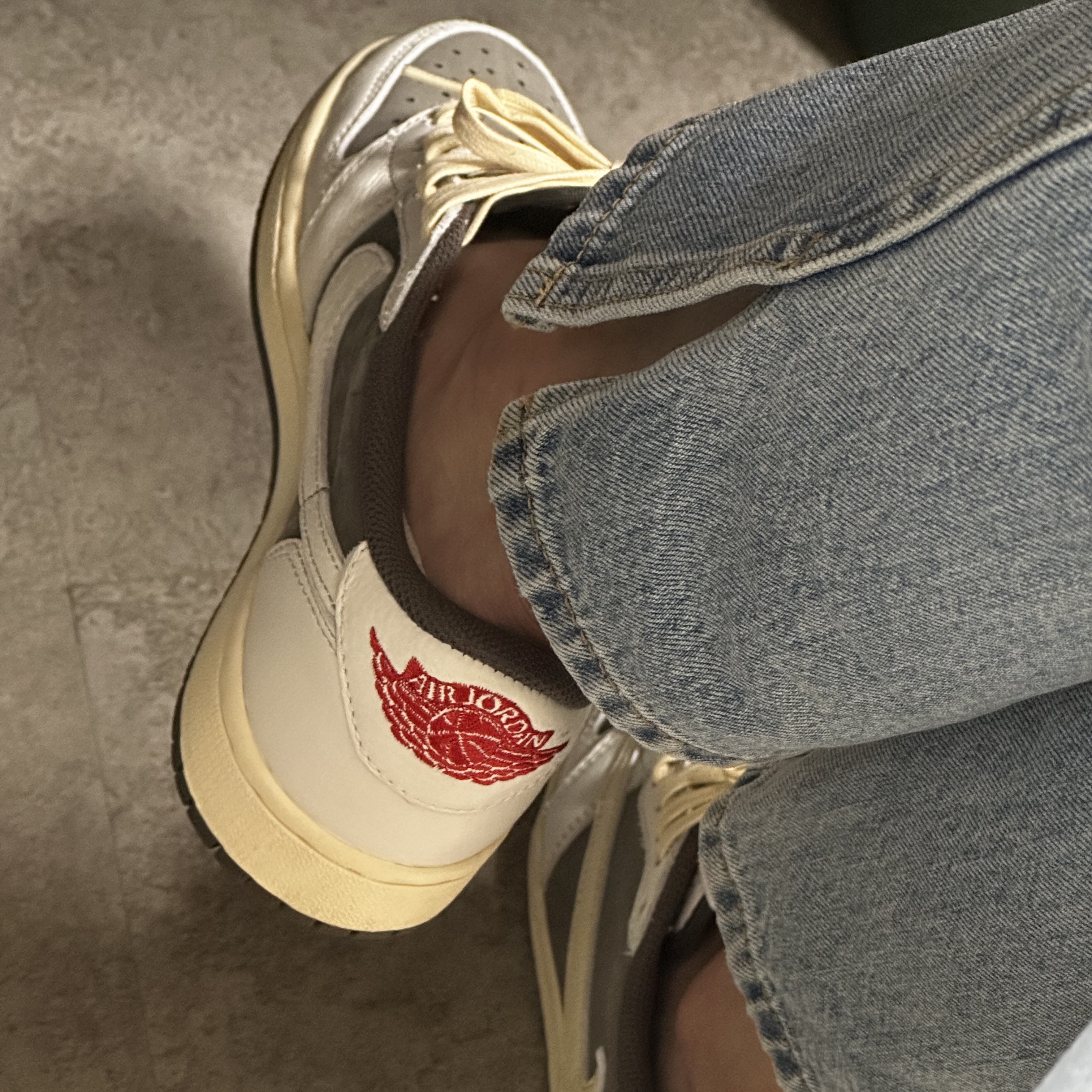Jordan 1 x Travis Scott Retro Low OG SP Sail and Ridgerock 착용 스타일 - 3