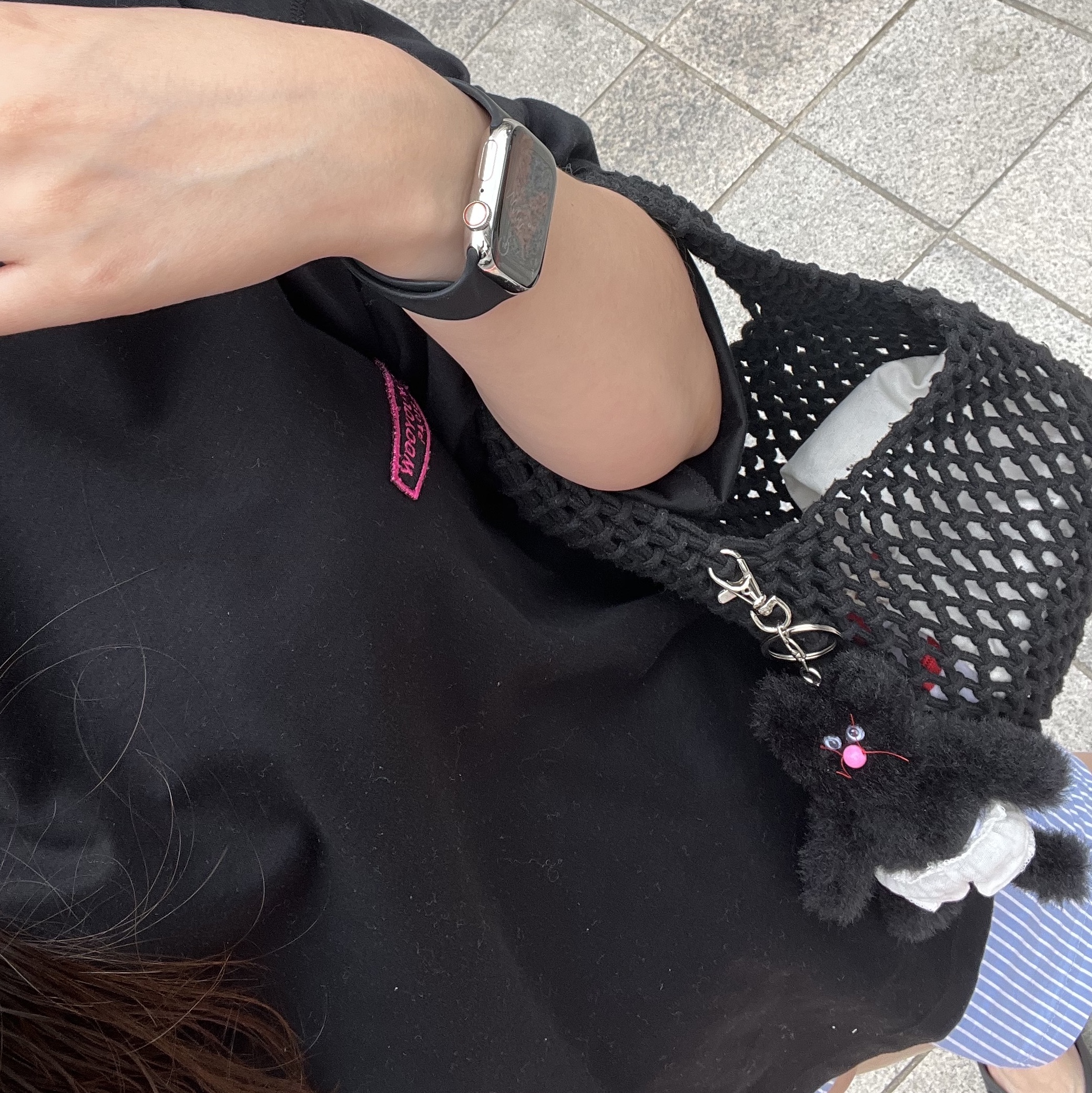 Monamhee Beulpingi Keyring with White Pants Black, Wooyoungmi Cotton Back Logo Long Sleeve T-shirt Black 착용 스타일