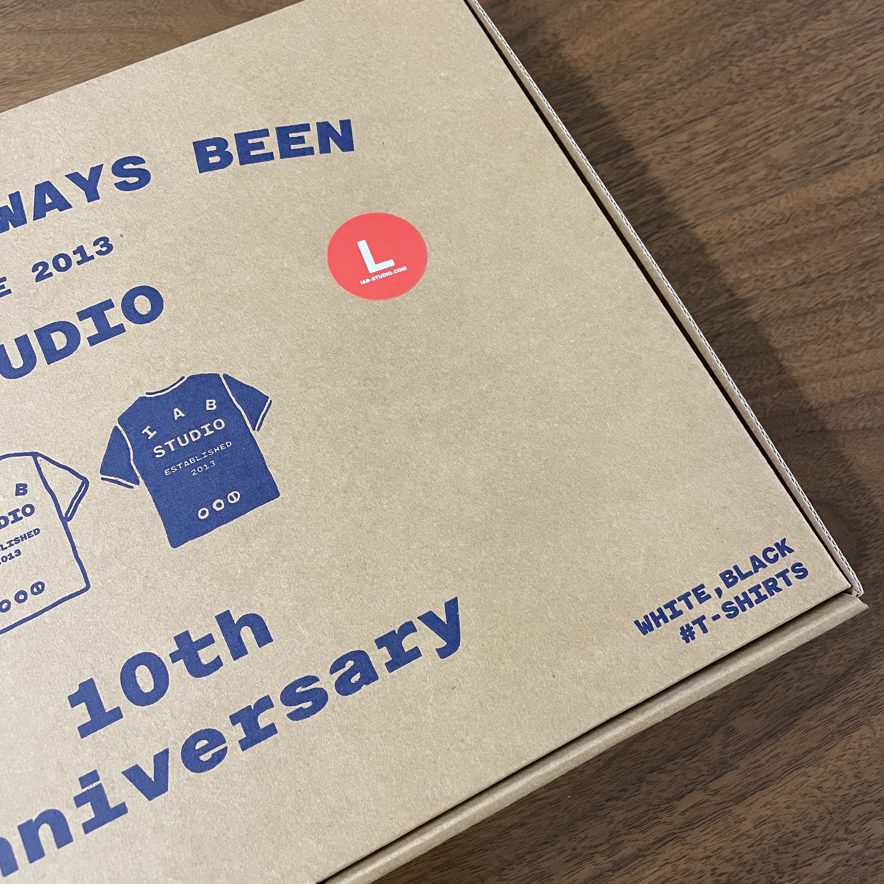IAB Studio 10th Anniversary T-Shirts Pack White & Black (2 Pack) 착용 스타일 - 1