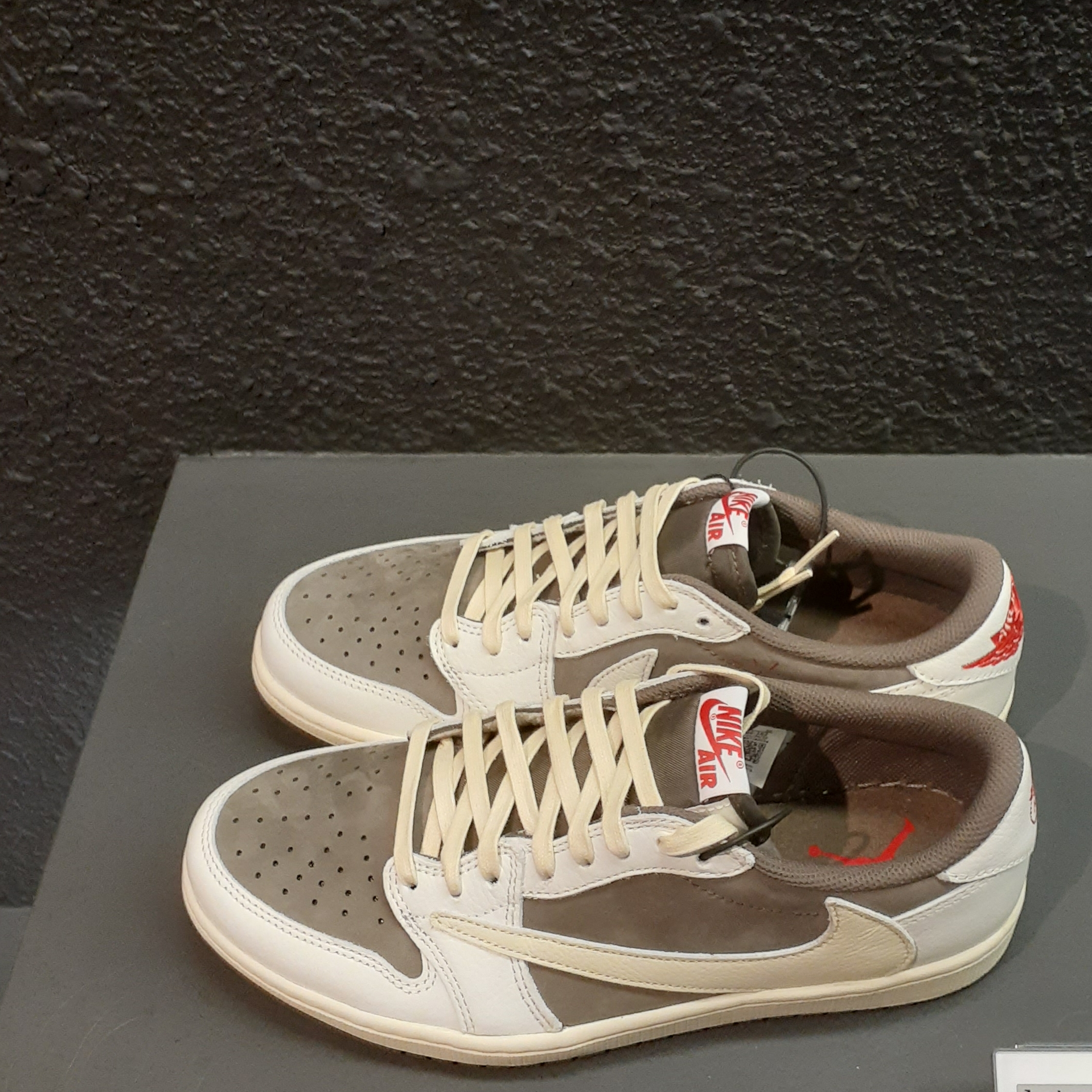 Jordan 1 x Travis Scott Retro Low OG SP Sail and Ridgerock 착용 스타일