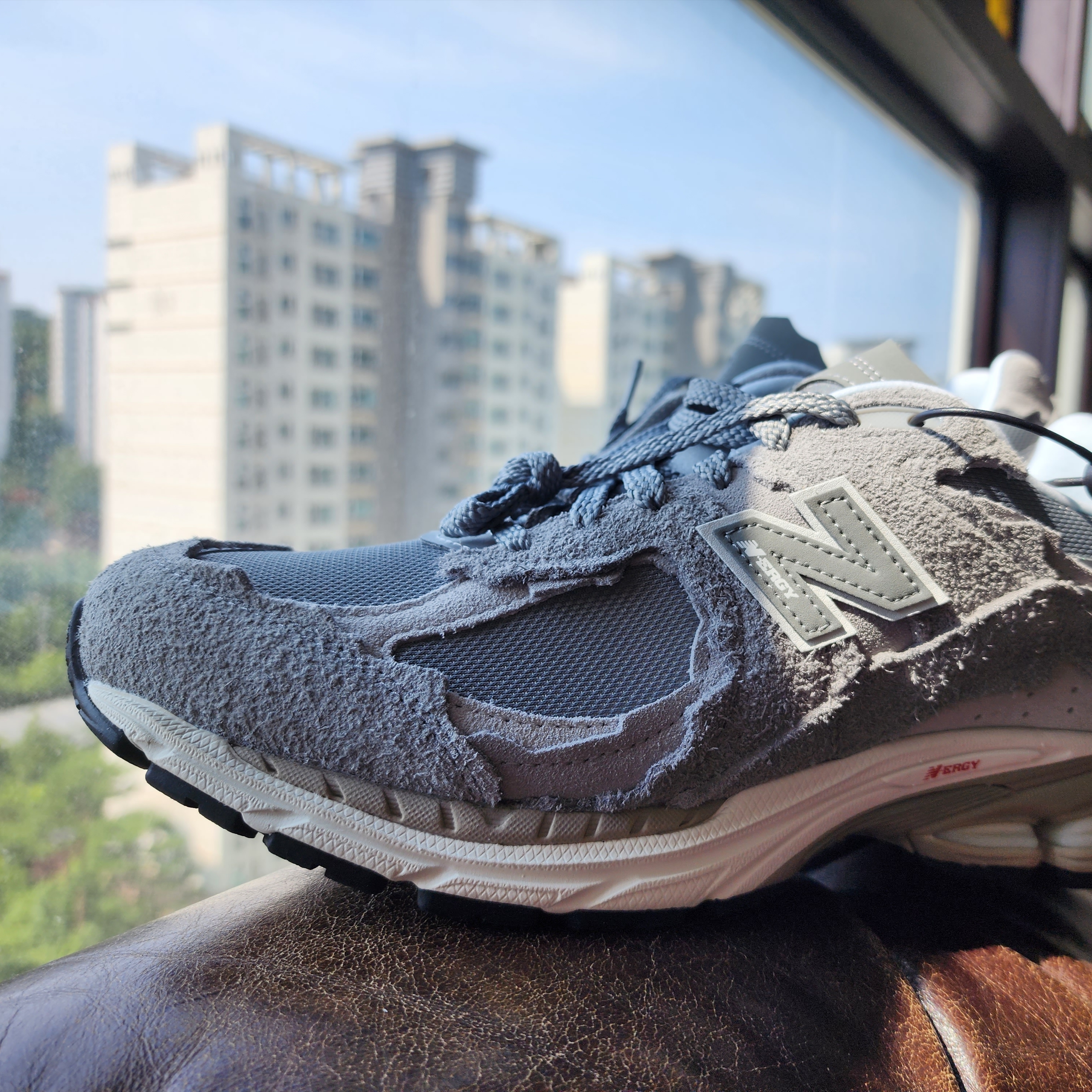 New Balance 2002R Protection Pack Grey 착용 스타일 - 2